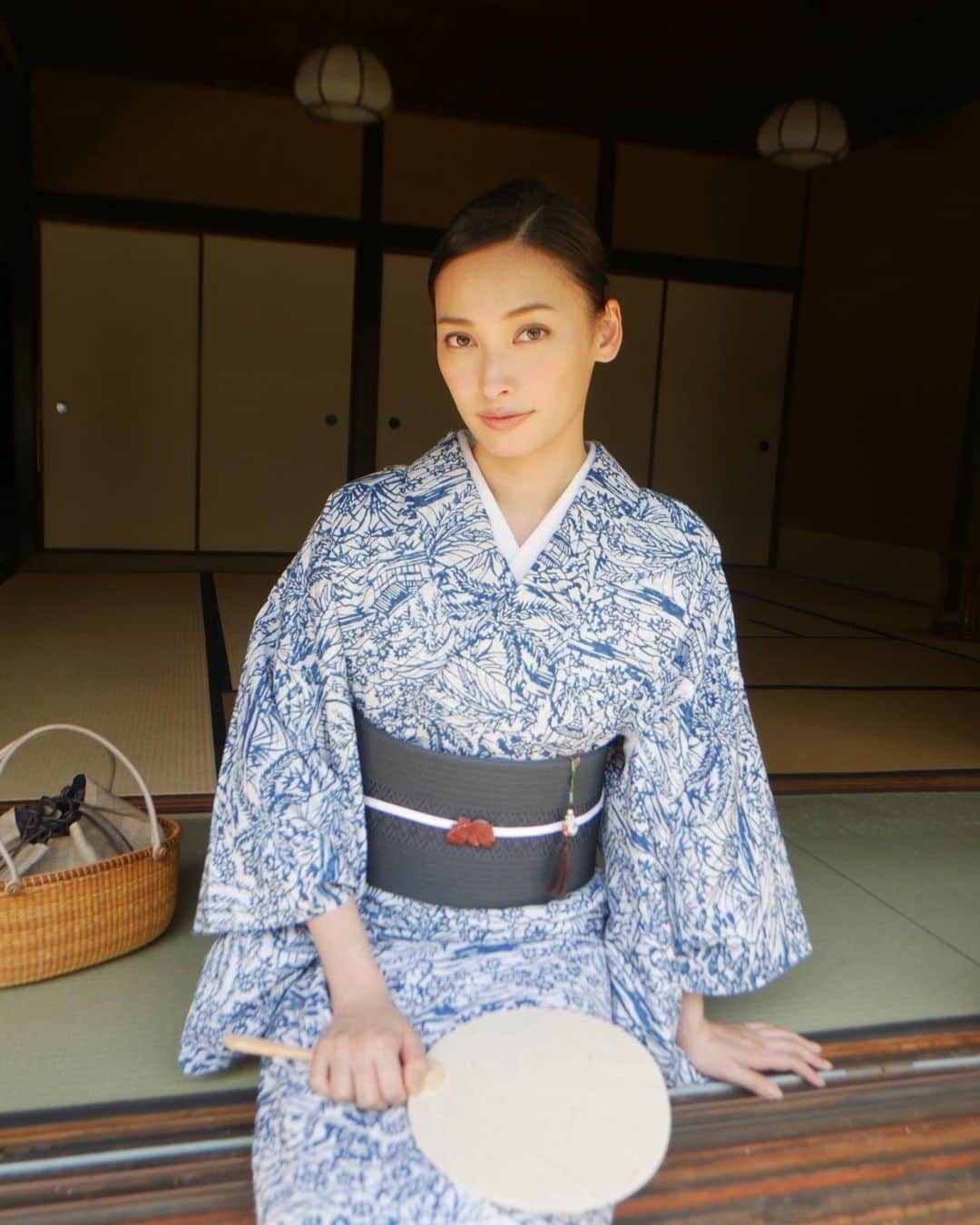 大政絢のインスタグラム：「👘✨🪭  暑さに負けていませんか？😯  @precious.jp」