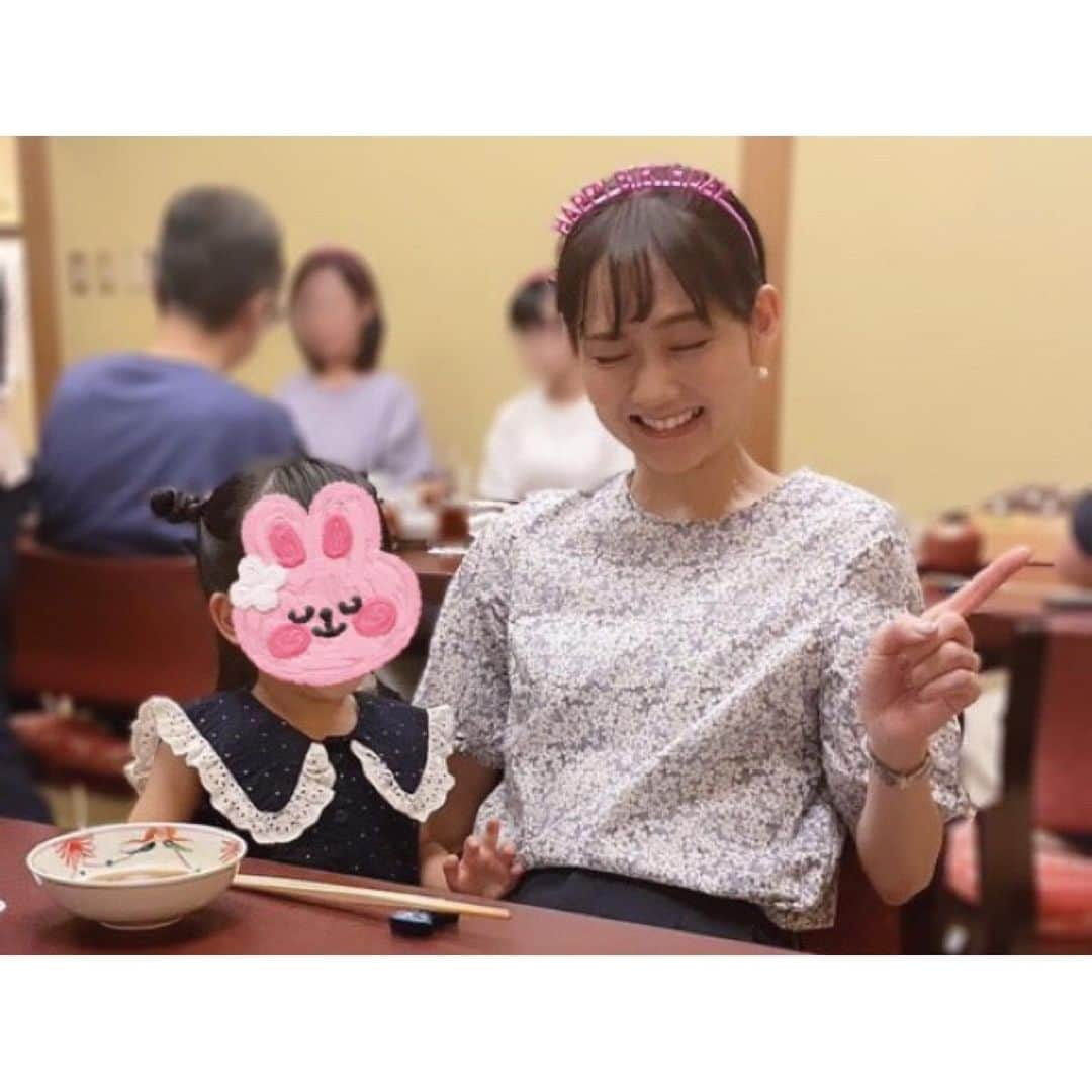 伊藤友季子さんのインスタグラム写真 - (伊藤友季子Instagram)「🧅🍽️🌻 うだるような暑さが続いていますが お元気にお過ごしでしょうか。 　 最近のあれこれ。　 ❶オニオングラタンスープとわたし。 最近はゆっくりご飯食べる時間がないですが、 週1の落ち着いた食事を楽しみにがんばってます。 ❷-❺祖父の100歳お祝い会。 親戚で集まってわいわい🎂 おじいちゃん、何歳になっても変わらなくてすごい😳 今月3歳になる姪っ子ちゃんに すみっコぐらしをプレゼント👧🏻 喜んでもらえてよかった♩ 　 盛りだくさんな7月 健康第一で乗り切りたい🍉 　 皆様くれぐれもご自愛ください！ 　 p.s. 発表会チケットのお申込みを思いがけず 沢山の方から頂いていて嬉しいです🥹 ぜひ楽しみにしらしてください♡♡ 　 　 #オニオングラタンスープ #100歳」7月5日 16時24分 - yukiko_xx