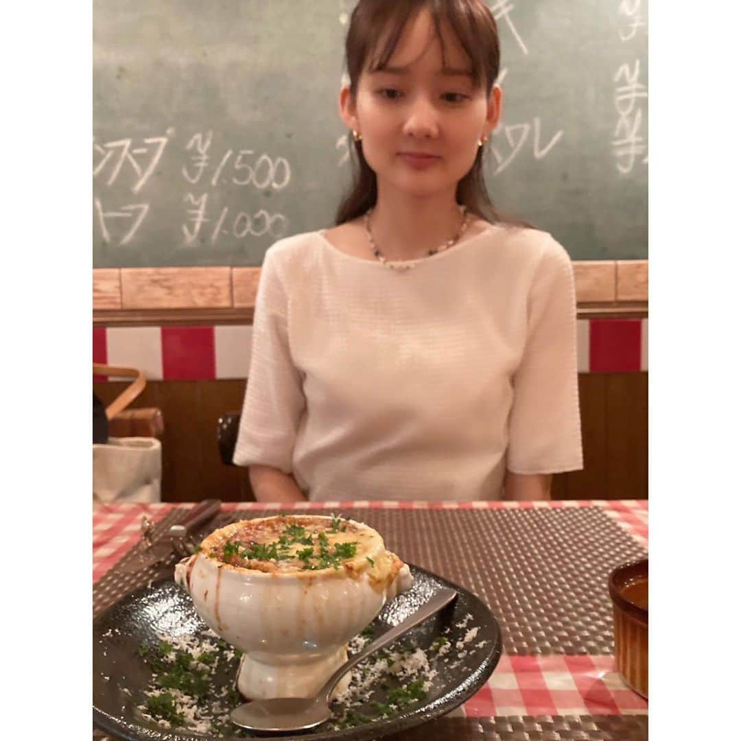 伊藤友季子さんのインスタグラム写真 - (伊藤友季子Instagram)「🧅🍽️🌻 うだるような暑さが続いていますが お元気にお過ごしでしょうか。 　 最近のあれこれ。　 ❶オニオングラタンスープとわたし。 最近はゆっくりご飯食べる時間がないですが、 週1の落ち着いた食事を楽しみにがんばってます。 ❷-❺祖父の100歳お祝い会。 親戚で集まってわいわい🎂 おじいちゃん、何歳になっても変わらなくてすごい😳 今月3歳になる姪っ子ちゃんに すみっコぐらしをプレゼント👧🏻 喜んでもらえてよかった♩ 　 盛りだくさんな7月 健康第一で乗り切りたい🍉 　 皆様くれぐれもご自愛ください！ 　 p.s. 発表会チケットのお申込みを思いがけず 沢山の方から頂いていて嬉しいです🥹 ぜひ楽しみにしらしてください♡♡ 　 　 #オニオングラタンスープ #100歳」7月5日 16時24分 - yukiko_xx