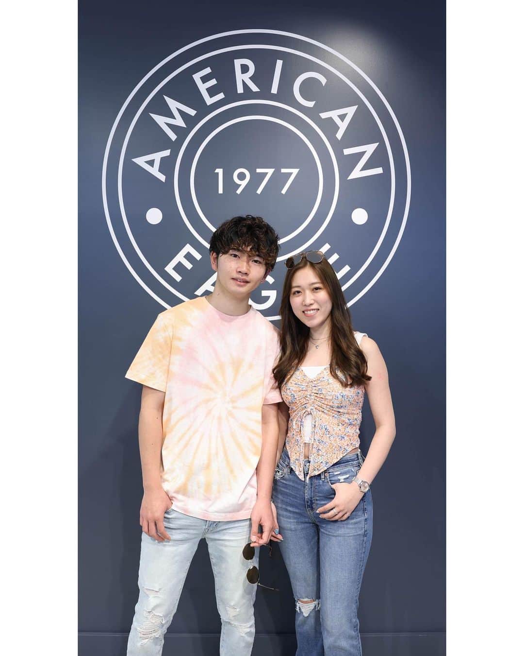 アメリカンイーグルさんのインスタグラム写真 - (アメリカンイーグルInstagram)「AE は、これからの音楽フェスティバルに向けてのファッションアイデアをシェア🎶  色が鮮やかで爽やかな模様のリゾートシャツやTシャツを軽い着心地のデニムショーツと組み合わせて、一晩中ジャンプして踊ったり、動いたりしても快適💃🏻  コメントにて、お気に入りのカップルコーデを教えてね🤩  #アメリカンイーグル #americaneaglejp #AEJeans #アメリカンイーグルジーンズ #デニム #ジーンズ #AEコーデ #TheSummerofUs #夏コーデ #夏 #カップルコーデ #フェスコーデ #夏フェス」7月5日 17時00分 - americaneaglejp