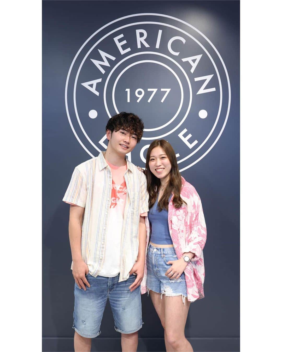 アメリカンイーグルさんのインスタグラム写真 - (アメリカンイーグルInstagram)「AE は、これからの音楽フェスティバルに向けてのファッションアイデアをシェア🎶  色が鮮やかで爽やかな模様のリゾートシャツやTシャツを軽い着心地のデニムショーツと組み合わせて、一晩中ジャンプして踊ったり、動いたりしても快適💃🏻  コメントにて、お気に入りのカップルコーデを教えてね🤩  #アメリカンイーグル #americaneaglejp #AEJeans #アメリカンイーグルジーンズ #デニム #ジーンズ #AEコーデ #TheSummerofUs #夏コーデ #夏 #カップルコーデ #フェスコーデ #夏フェス」7月5日 17時00分 - americaneaglejp