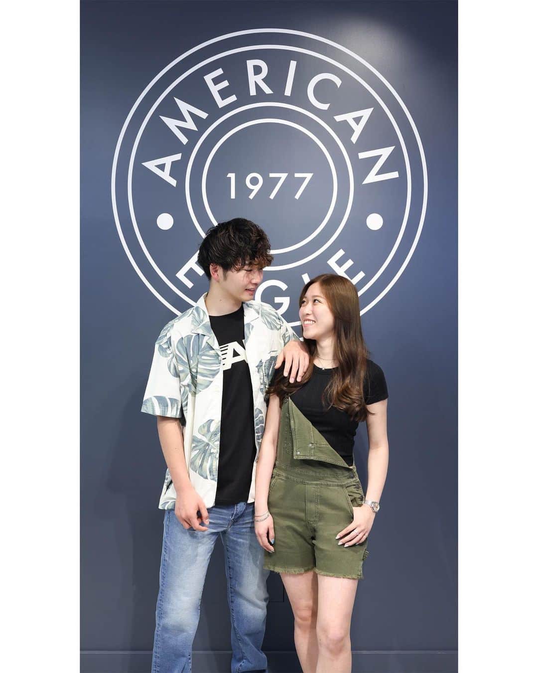アメリカンイーグルさんのインスタグラム写真 - (アメリカンイーグルInstagram)「AE は、これからの音楽フェスティバルに向けてのファッションアイデアをシェア🎶  色が鮮やかで爽やかな模様のリゾートシャツやTシャツを軽い着心地のデニムショーツと組み合わせて、一晩中ジャンプして踊ったり、動いたりしても快適💃🏻  コメントにて、お気に入りのカップルコーデを教えてね🤩  #アメリカンイーグル #americaneaglejp #AEJeans #アメリカンイーグルジーンズ #デニム #ジーンズ #AEコーデ #TheSummerofUs #夏コーデ #夏 #カップルコーデ #フェスコーデ #夏フェス」7月5日 17時00分 - americaneaglejp