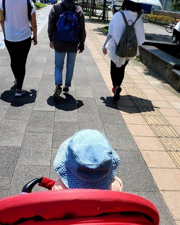 西真理子さんのインスタグラム写真 - (西真理子Instagram)「☆Walking☆  インストラクターの皆と新浦安でウォーキングしました‼️ もちろん私は完全防備して👍 曇予報が晴天真夏日🤣‼️気持ち良い程空も海も真っ青で綺麗でした🌊 恥ずかしい程Tシャツが汗でビショビショw新陳代謝🆙です‼️  息子も一緒だったので暑い中よく頑張ってくれました❤ 途中ベビーカーから放しならもぉダッシュwインストラクター仲間が可愛がってくれて本当感謝です🥺✨ ランチも息子に合わせてくれてお優しい皆様🥹この歳でまた素敵な仲間に出会えるなんて頑張ってよかった☺️  #ウォーキング #インストラクター #骨盤 #正しい歩き方 #O脚 #ぽっこりお腹 #猫背 #改善 #歩くだけでダイエット #傘好き2歳児 #うどん好き #麺好き」7月5日 16時27分 - mari.nishi.7