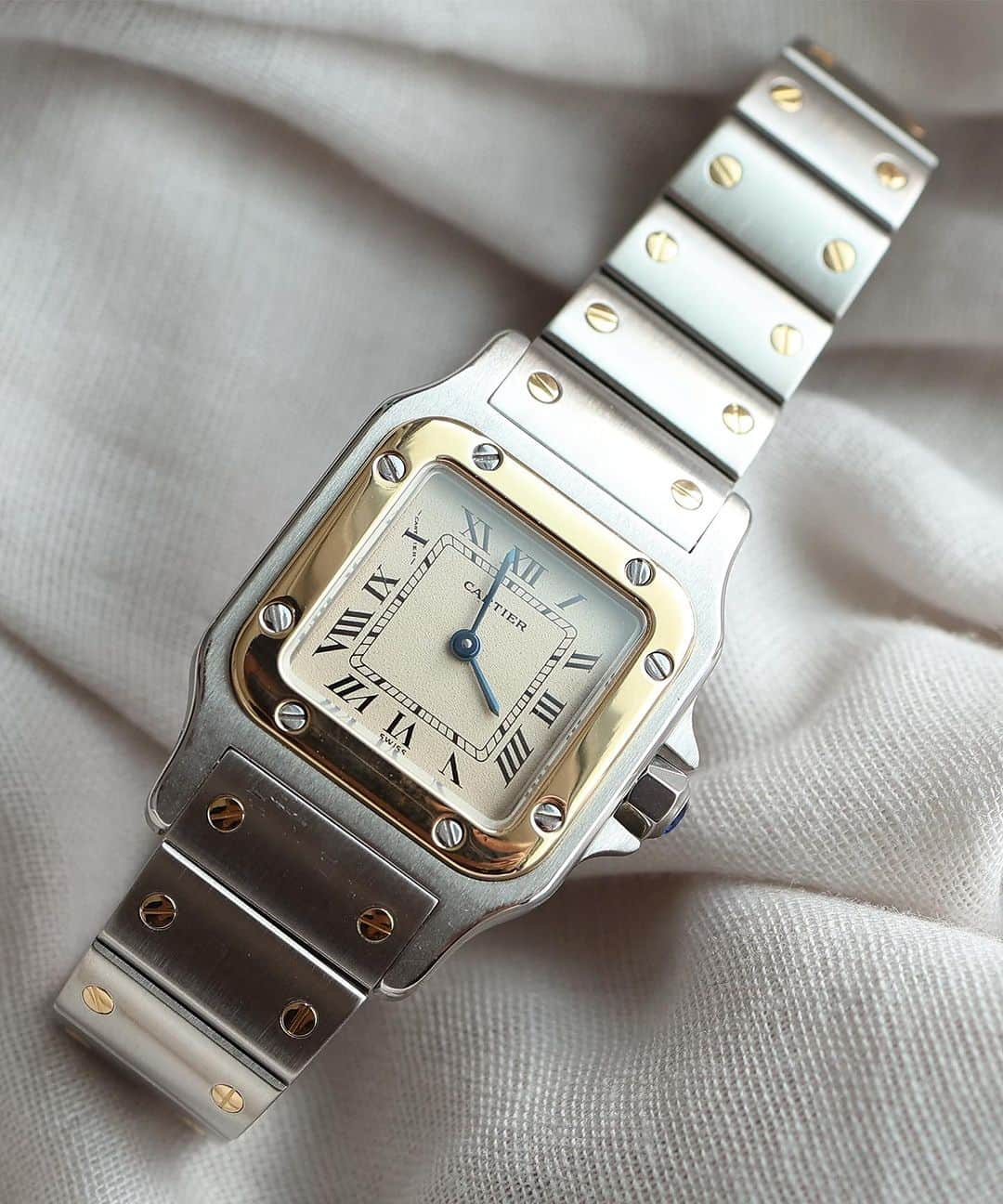 HIROBのインスタグラム：「Vintage Cartier Santos Garbe  定番のサントスガルベは存在感のある時計。 普遍的なデザインながらファッション感度の高いヴィンテージウォッチです。  #hirob #baycrews #vintagewatch #vintagebag #vintageaccessories #vintagecartier #cartier #cartierwatch #cartiersantos #santos #santosgarbe #ヒロブ #ベイクルーズ #ヴィンテージウォッチ #ヴィンテージバッグ #ヴィンテージアクセサリー #ヴィンテージカルティエ #カルティエ #カルティエサントス #サントス #サントスガルべ」