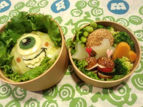 高松いくのインスタグラム：「突然、 取り憑かれたように本を読んだり  翌日朝仕事がなければ 夜中まで全話を 韓国ドラマを一気観したり  家事中も運転中もラジオをずーーっと聴いていたり  でも、とっても波がある（笑）  嫌いになるとか、やらなくなるのではなく  とても波がある。  ディズニーで働いていた5年間のこのディズニー好きは また別だったなーと今でも思う  ディズニーだけは 頭がおかしいぐらい好きだった時から、 今は「大好き」に変わった。 どっちが異常かはわからないけど  あの日々が 最初で最後の推しかつ あれぞ 推し活だったのかもしれない  そして  あの仕事場は🏰 推し活の一貫で 推しに尽くすキャストの コミュニティのような仕事場だった（笑） 楽しいに決まってる（笑）  楽しかったな〜推し活（笑）  ヨガやSUPはもはやキャンプやアウトドアは そういう推し活というものではなく、 私のライフスタイルの歯を磨くのと同じで 推し活とは違う  この取り憑かれたような ヨガ愛SUP愛は また違う  これを シェアさせて頂く仕事が出来ているのは あの時のディズニーの幸せ感と似ていて 目標があそこにある。  女優業の際 事務所から ３キロ痩せろと言われ 見つけ出し続けられた唯一の ヨガは  恐らく私が死ぬまで 一生続く趣味であり、仕事になる  SUPも、体力続く限り。  #推し活」
