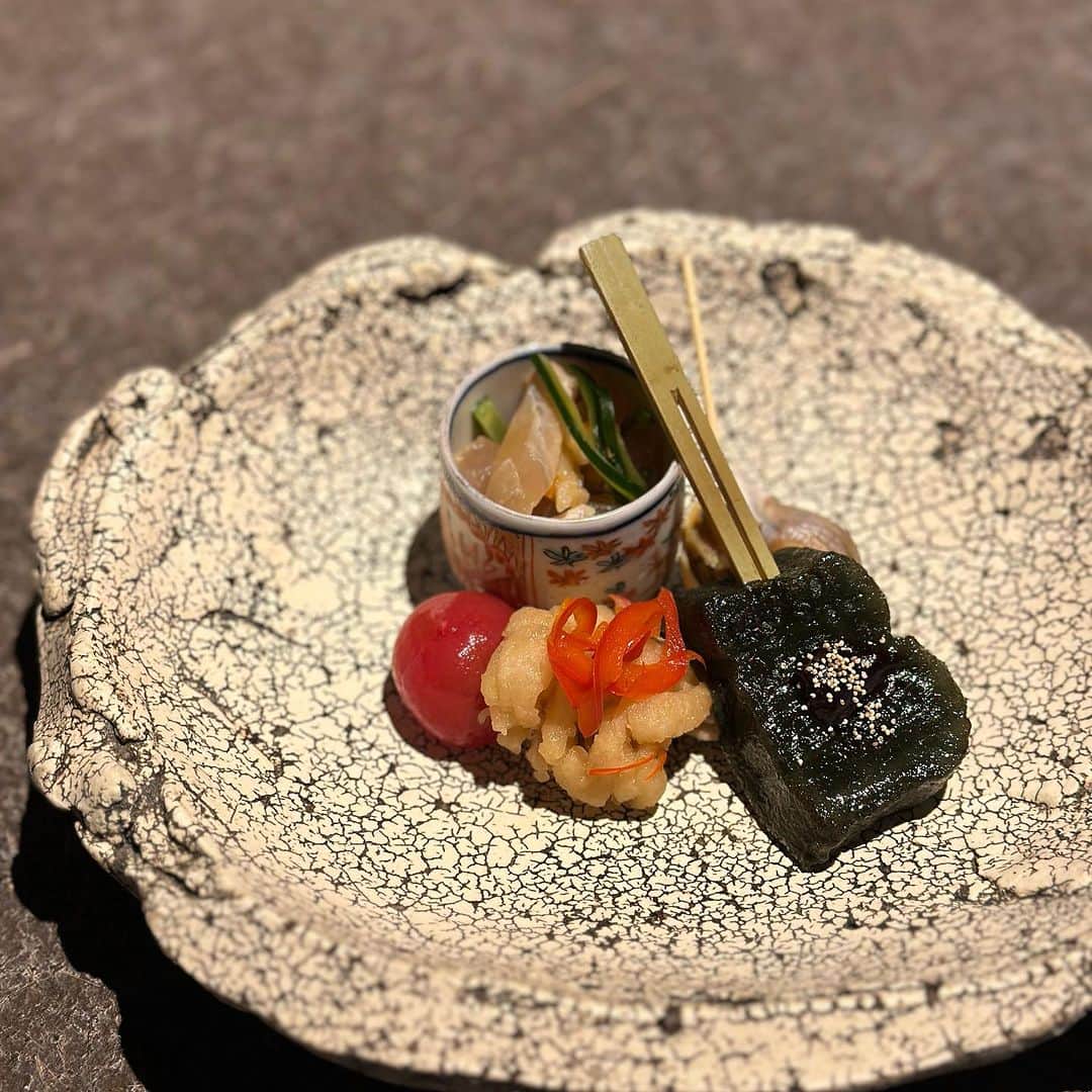 松井絵里奈さんのインスタグラム写真 - (松井絵里奈Instagram)「お誕生日ディナーは 発酵×薪料理の日本料理へ✨  お店には様々な発酵食が置いてあって(テンション上がる) 落ち着く空間で 薪の音を聞きながらいただく 日本料理も素晴らしかったです。  · · • • • ✤ • • • · · #36歳最初のディナー #発酵料理 #薪料理 #カウンター席でいただく #おとなになりましたね  #やっぱりお米が好き #松井絵里奈」7月5日 16時31分 - erina74xx