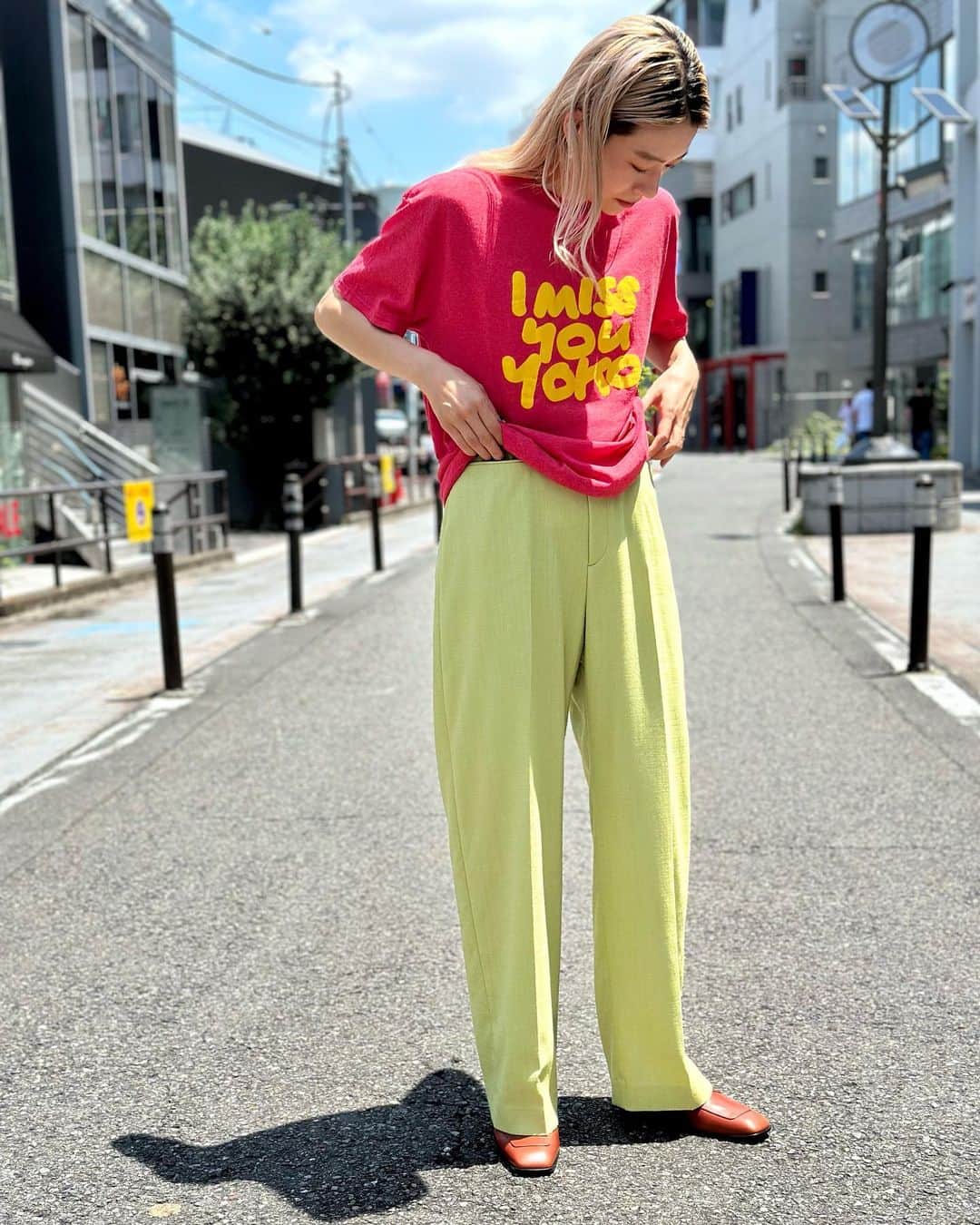 6(ROKU) OFFICIALさんのインスタグラム写真 - (6(ROKU) OFFICIALInstagram)「-  @todayedition I MISS YOU T-shirt ¥7,700- tax in  6 oxford pants ¥22,000- tax in  OE slipon loafer ¥36,300- tax in  #roku #todayedition」7月5日 16時34分 - 6______roku