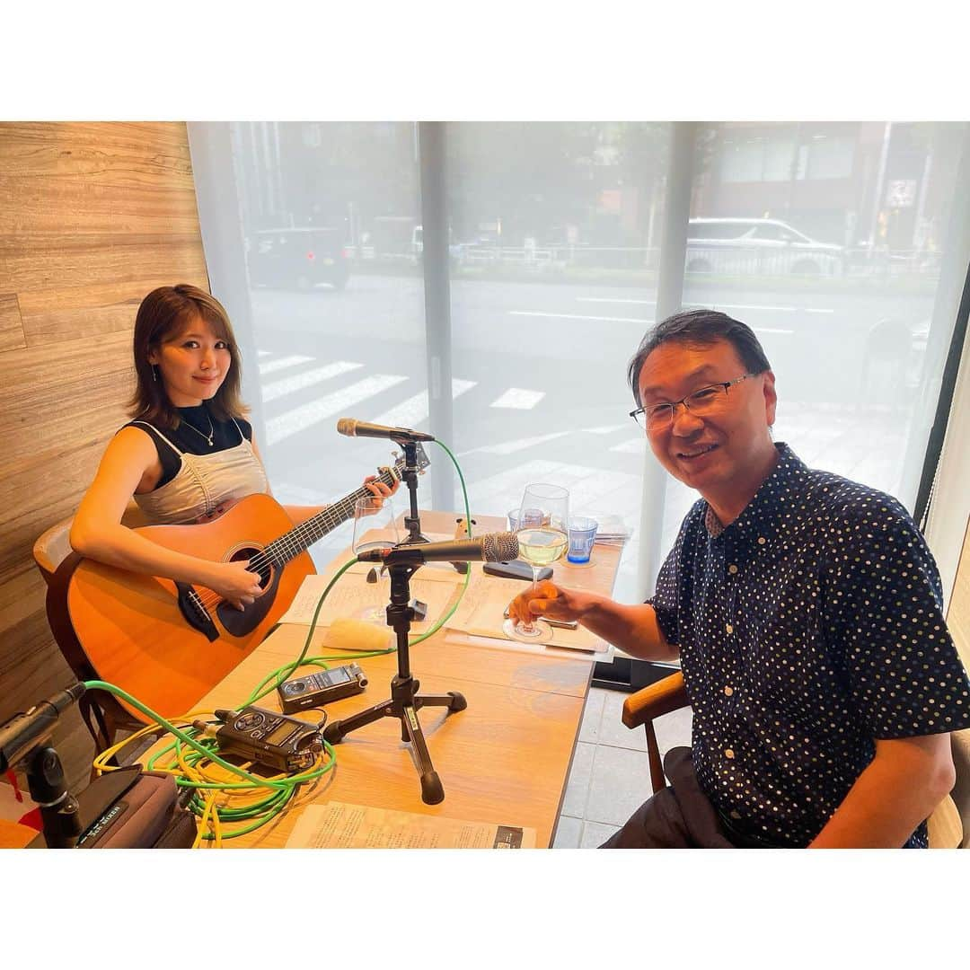 おかゆのインスタグラム：「🎼🐶🍷🎶🎸💫🌈  昨日は #ラジオ大阪 で始まる 原田年晴さんの新番組🔊 「#歌とワインのマリアージュ」 収録がありました🍷🐶  マンスリーゲストで一カ月お世話になるのですが なんと…！😳 一発目のゲストという事で お招き頂き大変光栄に思います🥹🎶  生演奏も…？！🎸💫 初回放送は明後日6日(木)21時~ 是非お聴き下さい😘🌈  お世話になりました神田にあります お洒落なイタリアン🇮🇹 「達郎イタリアーノエビーノ」 山形牛をふんだんに使った パスタもコクがあって美味しかったぁ🥹🍝  3.4枚目はお店のオーナー安藤さんと！ ご縁に心から感謝です😊🌟  #ラジオ大阪 #原田年晴 さん #新番組 #渋谷のマリア #マンスリーゲスト #達郎 #イタリアン #ワイン #弾き語り」