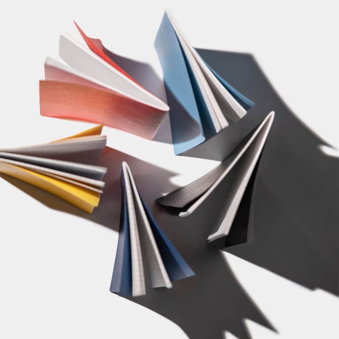 TOOLS to LIVEBY / 禮拜文房具のインスタグラム：「- 書包已經夠厚重了，還要再帶筆記本出門⋯ 只有2mm厚度的輕薄本，可以輕易夾帶在課本裡，紙張適合多款筆類書寫，橫線及方格的內頁也有助筆記整理。  - LiFE Recent Memo系列，每頁還有淺淺的壓線，可悄悄撕下筆記分享給旁邊的同學喲！  #LIFEnotebook #RecentMemo #超輕薄筆記本」
