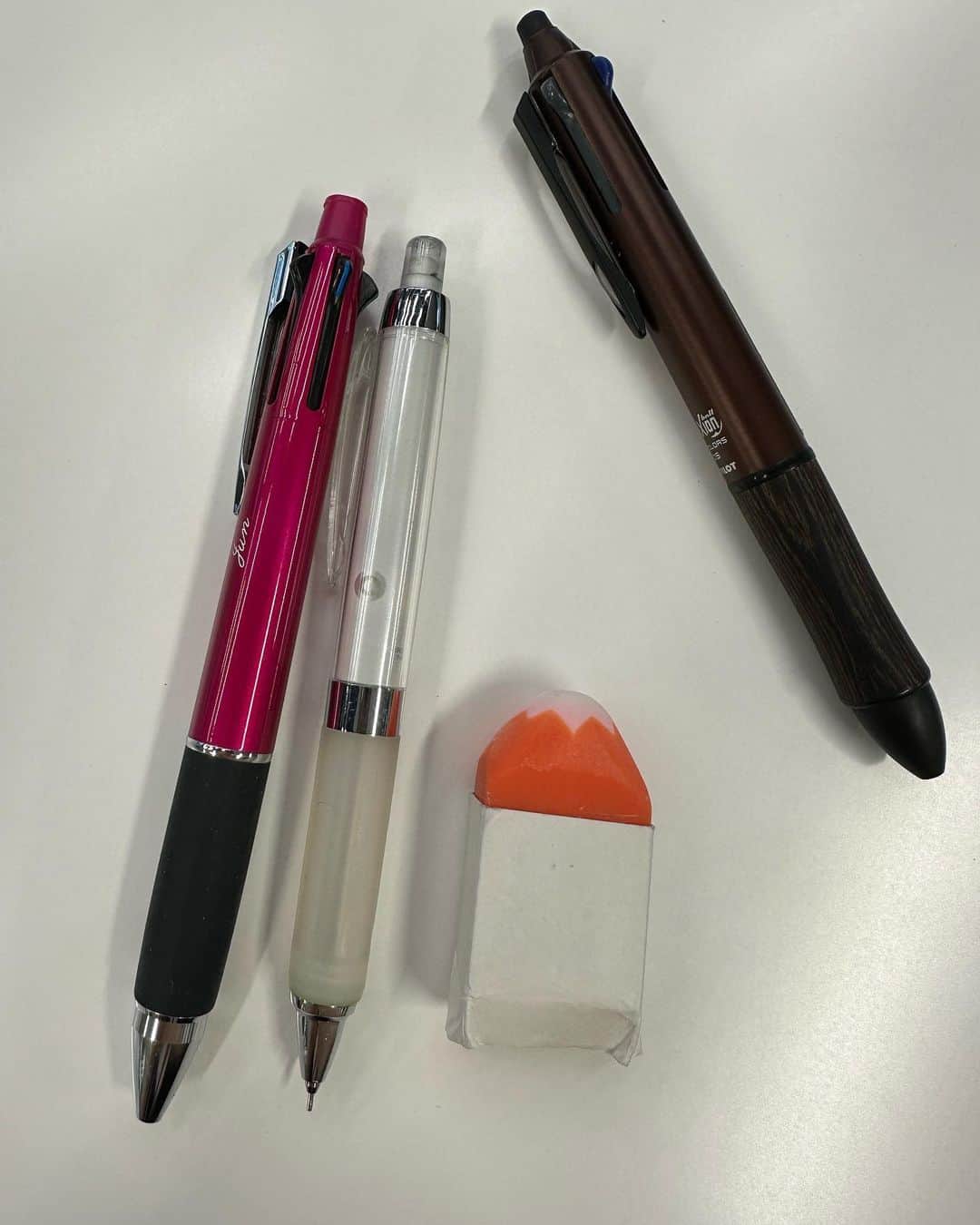 柴田淳さんのインスタグラム写真 - (柴田淳Instagram)「お友達から入学祝いに貰ったペンとシャーペン✒️ 本当に使い易くて、これしか使えない。  右端のはジェットストリームの４色ペンとシャーペン一体型。 使ってる人多いよね。 何度インクを買いに行ってるか。  右から２番目のはKURUTOGA ENGINEって書いてあるシャーペン。 これじゃないと勉強したくない。 グリップがシリコンなの。ペンダコが出来ません。  そして左端のは、ファンから頂いたもの。 消せる４色ペン。 教科書に線を引く時、大活躍‼️ 消せるからね。  そして富士山🗻消しゴム。 ようやく赤富士になってきた😝  これと消せる蛍光ペンが大活躍中❗️ 昔はこんなに良い書き味のなかった気がするなぁ。 企業努力を感じて感謝しかない。  頑張ります‼️ #お気に入り #ファンシーグッズ #シャーペン #ペン」7月5日 16時42分 - shibatajun_official