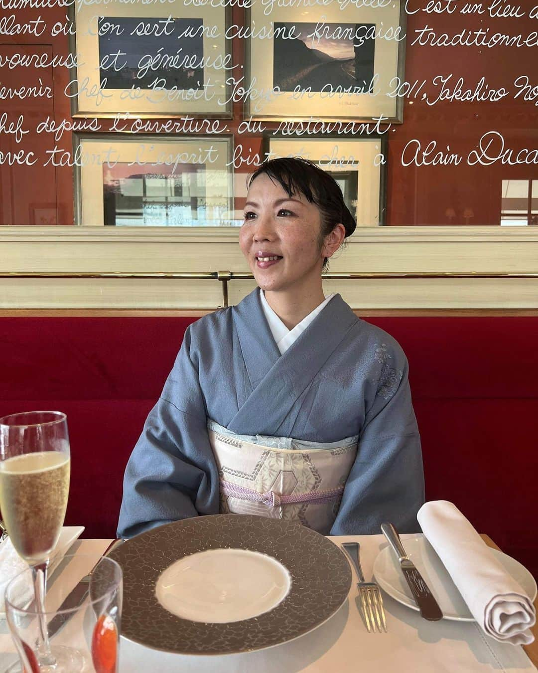 福田淳子のインスタグラム：「Happy Birthday to Me!! 1ヶ月以上前になりますが、今年のお誕生日は青山のブノワでランチを。食事もインテリアもtheパリって感じでとても好き。 付け下げ＋袋帯で少しだけよそゆき風。付け下げは刺繍が着物と同じ色で色無地感覚なので使い勝手がよいのです。お着物ランチに平日付き合ってくれそうな人、ということで仲良しの加恵ちゃんに連絡したら仕込みの合間をぬけてきてくれました。食事が終わったら、246でタクシーを止めて颯爽と帰っていく様がカッコよすぎです。 ⁡ 人生がどんどん自由に楽しくなっていく感じ。これからも健やかで楽しい日々を過ごせますように。  #junkoblue  #着物コーディネート  #付け下げ  #jkimonojournal」