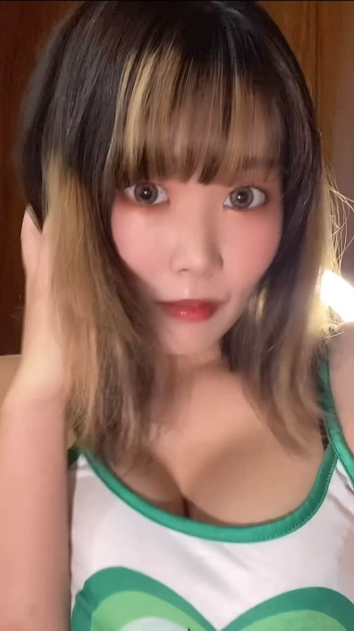 尼崎のなつみかんのインスタグラム：「最近緑すき💚💚💚   #japanese #japanesegirl #makeup #beforeafter  #for #foryou #tiktok #douyin #tiktokjapan #douyinchina #reels #reelsinstagram #viral #china #ulzzang #ulzzanggirl  #half」