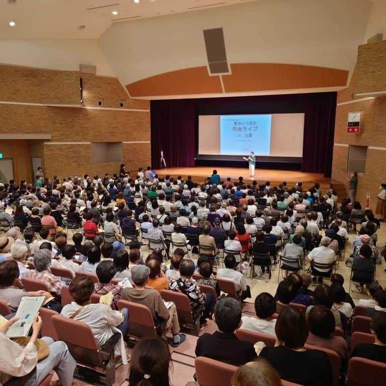 夏井いつきのインスタグラム：「【島根県出雲市　句会ライブ】  出雲の仲間たちとも長い付き合いになりました。  今回は「たいしゃ俳句協会Presents 夏井いつき句会ライブ」ということで、県内外から五百人の皆さんが集まって下さいました。  大社町の俳句愛好家の皆さんが、手作りして下さった句会ライブは、アットホームな笑いに溢れておりました。  当日のスタッフとして動いてくれた皆さんとの懇親会。  こんな会が再開できることもまた、感謝です。  NHKよみ旅のロケでお会いした方たちもいて、懐かしく語らいました。」