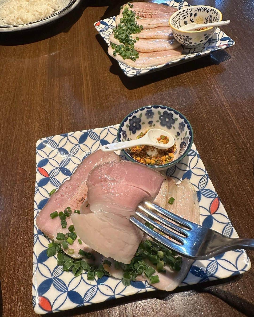 大桃美代子さんのインスタグラム写真 - (大桃美代子Instagram)「北海道シリーズ、すすきのです。  食べ歩きにスープカレーは欠かせない。  狸小路の端にある、  大きな揚げゴボウやこだわり野菜が入った  スープカレーは美味。  旬のお野菜が20種類前後入る  スペシャルな野菜のカリーと  プレーンラッシーと  『やみつきマブポーク』をオーダー。  脂が甘い！  MIXスパイスも効いて、どんどん食べられる。  一軒でおわりたくないなら、  辛さやご飯の量を調節できますよ。  すすきの名物、スープカレー。  さーて、次はどこに行こうか？  #札幌ランチ #札幌グルメ #大通スープカレー #大通ランチ #札幌カレー #札幌おすすめグルメ #ソウルストア #札幌スープカレー#PR#地方PR#地域活性化」7月5日 16時48分 - miyoko_omomo