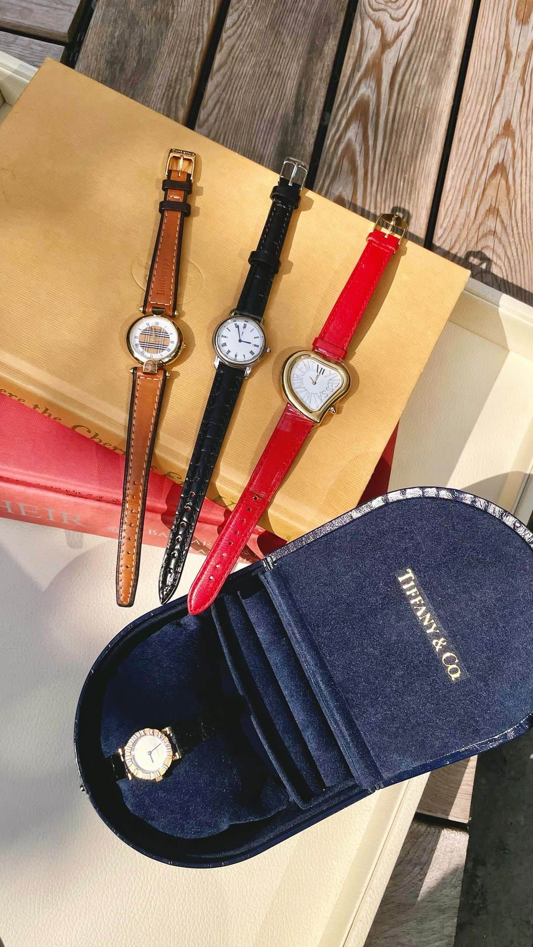 のインスタグラム：「Find your unique #vintagewatch at @vintageqoo 💖  ▼Customer service English/Chinese/Korean/Japanese *Please feel free to contact us! *商品が見つからない場合にはDMにてお問い合わせください   ▼International shipping via our online store. Link in bio.  #tokyovintageshop #오모테산도 #omotesando #aoyama #表参道 #명품빈티지 #빈티지패션 #도쿄빈티지샵  #ヴィンテージファッション #ヴィンテージショップ #watch #diorwatches #ysl #gucciwatch #burberrywatch #fendiwatch #tiffany」