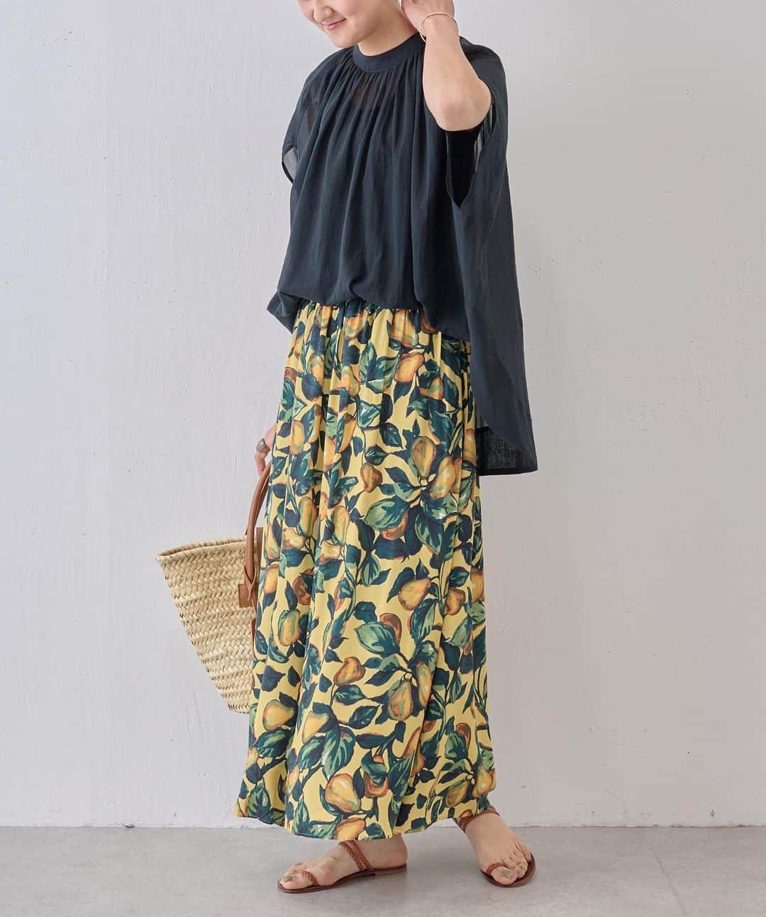 BEARDSLEY offcial instagramさんのインスタグラム写真 - (BEARDSLEY offcial instagramInstagram)「New item line up.  店舗に新作商品が多数入荷しています！  本日はその中からシアーな素材感で夏に着たくなるブラウスをご紹介  デニムと合わせてカジュアルに、スカートと合わせてお出かけに、きれいめパンツと合わせてオフィスに… どんなシチュエーションでもお使いいただける着映えアイテムです。  __________  コットンシフォンギャザー丸ブラウス ¥16,500（税込） [BEZ1031604A0010] yellow・black・green Fサイズ  《LIVETART》シアーチュニックブラウス ¥22,000(税込) [BEZ5031604A0001] white・navy Fサイズ  #beardsley #ビアズリー #beardsley_recommend #リネンブラウス #刺繍 #刺繍tシャツ #デニムパンツ #シアーシャツ #シアートップス #ブラウスコーデ #チュニック #カラーコーデ #カラーコーディネート #お仕事コーデ #オフィスカジュアル #オフィスコーデ #大人カジュアルコーデ」7月5日 20時00分 - beardsley.pr