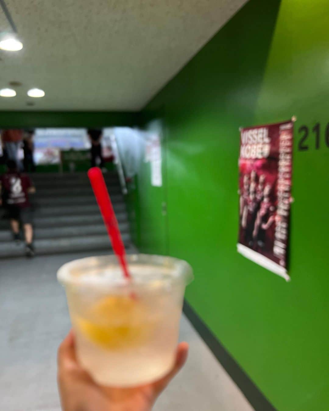 urakoのインスタグラム：「. 7.1に行われた アンドレス・イニエスタ 最終試合&退団セレモニーを観に行ってきました🏟️⚽️ . スタジアムは満席で とてもあたたかく 改めて凄さを感じました✨ . . 8のユニフォームも 大切な思い出🥺✨ 子供たちも夢中だったので またすぐ観戦に行きたいな⚽️ . . 載せたかった写真載せ忘れてたから 再投稿📝😅🙏 . #ヴィッセル神戸」