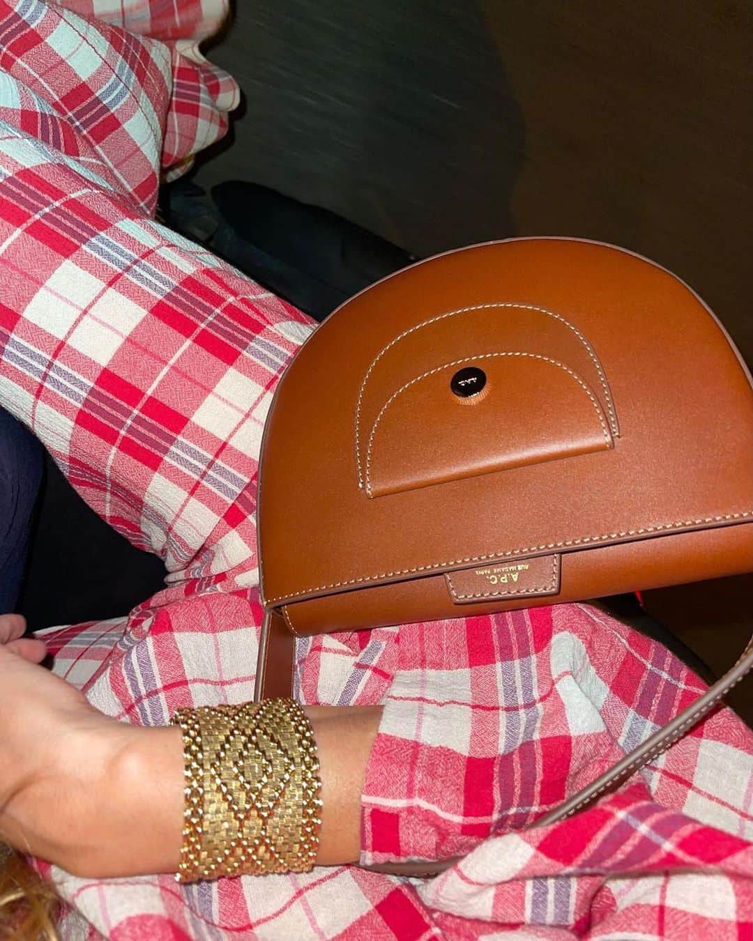 アーペーセーのインスタグラム：「The Pocket bag as seen by the A.P.C. fam.  Discover more about our signature bag of the season online and in-stores.   #APCParis」