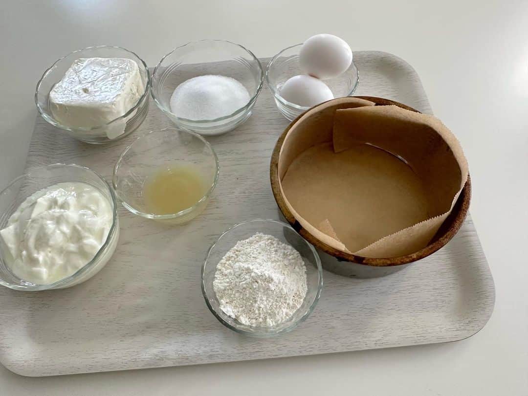 福田淳子さんのインスタグラム写真 - (福田淳子Instagram)「クックパッドニュースで連載中の【準備10分以内で作れる、まいにち食べたい簡単お菓子 】が更新されました。8回目の今回は”混ぜて焼くだけ！作業5分でさっぱりなめらか「チーズケーキ」”です。 ⁡ 不要な工程を全部省いてつくります。本当に5分で？と思われるかもしれませんが、私は計量をいれても作業は5分で終わりました。5分以内に終わるには手順が大事なので、一度レシピを読み込んでからはじめてくださいね。準備は5分なのですが、焼いた後に冷蔵庫でしっかりと冷やす時間は必要です。ここは省けません。 ⁡ 生クリームではなくヨーグルトを使うので手軽で、爽やか。今の季節にもぴったりです。ぜひレシピをチェックしてみてください。 ⁡ ⁡#cookpad #クックパッドニュース #準備10分以内で作れるまいにち食べたい簡単お菓子  #チーズケーキ」7月5日 16時58分 - junjunfukuda