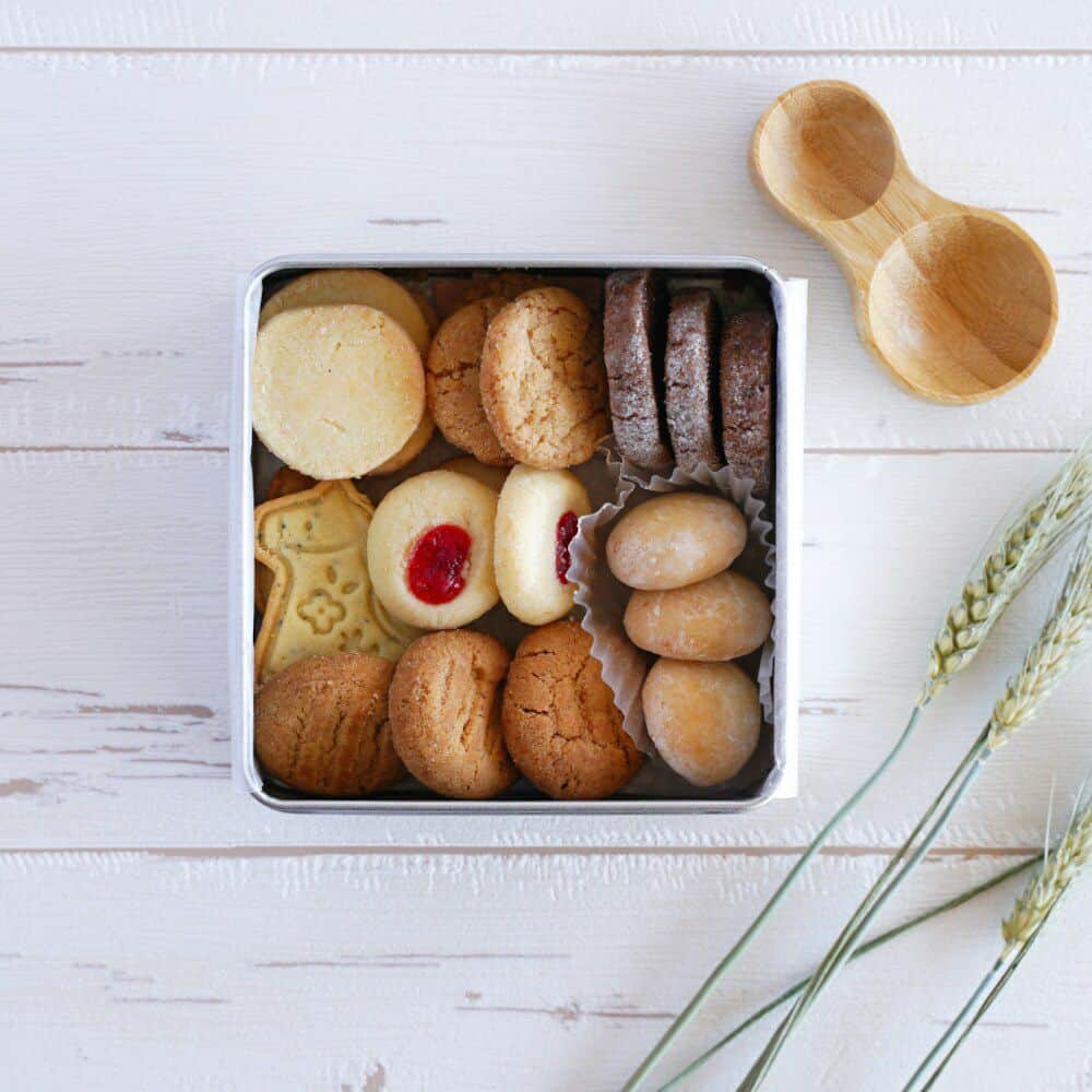 手紙社さんのインスタグラム写真 - (手紙社Instagram)「【「月刊手紙舎」親しい人との楽しい時間に欠かせない北欧テイストのクッキー】 “コーヒーとお菓子と共に、大切な人との会話をたのしむ時間”を意味する、fika（フィーカ）が由来の北欧焼き菓子店・FIKAFABRIKEN（@_fikafabriken_）。人気のクッキーを全種類詰め合わせた「FIKA COOKIE BOX flower」は、馬の形をしたスウェーデンらしいクッキーが入った愛らしいクッキー缶です。サクッとした食感がクセになるクッキーを一口頬張れば心がゆるりととろけて、思わず口元に笑みが生まれるはず。“FIKA”にぴったりな北欧らしい味わいのクッキーをぜひお楽しみください。  ▶︎詳しくは「@tegamisha」プロフィールのURLより、情報まとめページへ！  ▶︎画像左下のショッピングバッグアイコンをタップ！  ーーーーー  ＜7月号のお菓子缶ラインナップ＞ ◎太陽ノ塔洋菓子店（@cake_taiyounotou） ・タイヨウノカンカン10種アソート ・フルーツゼリー6個BOX  ◎カフェシュクル（@_cafe_sucre） ・ヴィーガンクッキー缶 ・北欧クッキー缶【ピンク】 ・花缶　ブールドネージュ ・北欧の森クッキー缶  ＊雑貨商品との同梱発送が可能になりました！　今月の「お菓子」を含むオーダーは、7/19(水)より順次お送りいたします。 ＊一部商品は対象外となりますので、ご了承くださいませ。  【「月刊手紙舎」2023年7月号 概要】  ◎つくり手特集「田村美紀」  #FIKAFABRIKEN#北欧#クッキー#おやつの時間#おやつ#お菓子#お菓子缶#パッケージ#焼き菓子#手紙社#手紙舎#月刊手紙舎#オンラインイベント#オンラインショップ#デザイン#レトロデザイン#tegamisha#kamihaku#paper#stationery#paperlover#paperlovers」7月5日 17時00分 - tegamisha