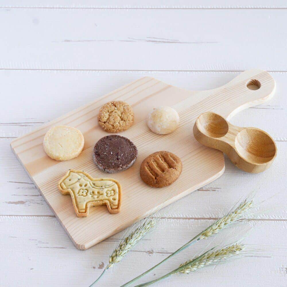 手紙社さんのインスタグラム写真 - (手紙社Instagram)「【「月刊手紙舎」親しい人との楽しい時間に欠かせない北欧テイストのクッキー】 “コーヒーとお菓子と共に、大切な人との会話をたのしむ時間”を意味する、fika（フィーカ）が由来の北欧焼き菓子店・FIKAFABRIKEN（@_fikafabriken_）。人気のクッキーを全種類詰め合わせた「FIKA COOKIE BOX flower」は、馬の形をしたスウェーデンらしいクッキーが入った愛らしいクッキー缶です。サクッとした食感がクセになるクッキーを一口頬張れば心がゆるりととろけて、思わず口元に笑みが生まれるはず。“FIKA”にぴったりな北欧らしい味わいのクッキーをぜひお楽しみください。  ▶︎詳しくは「@tegamisha」プロフィールのURLより、情報まとめページへ！  ▶︎画像左下のショッピングバッグアイコンをタップ！  ーーーーー  ＜7月号のお菓子缶ラインナップ＞ ◎太陽ノ塔洋菓子店（@cake_taiyounotou） ・タイヨウノカンカン10種アソート ・フルーツゼリー6個BOX  ◎カフェシュクル（@_cafe_sucre） ・ヴィーガンクッキー缶 ・北欧クッキー缶【ピンク】 ・花缶　ブールドネージュ ・北欧の森クッキー缶  ＊雑貨商品との同梱発送が可能になりました！　今月の「お菓子」を含むオーダーは、7/19(水)より順次お送りいたします。 ＊一部商品は対象外となりますので、ご了承くださいませ。  【「月刊手紙舎」2023年7月号 概要】  ◎つくり手特集「田村美紀」  #FIKAFABRIKEN#北欧#クッキー#おやつの時間#おやつ#お菓子#お菓子缶#パッケージ#焼き菓子#手紙社#手紙舎#月刊手紙舎#オンラインイベント#オンラインショップ#デザイン#レトロデザイン#tegamisha#kamihaku#paper#stationery#paperlover#paperlovers」7月5日 17時00分 - tegamisha