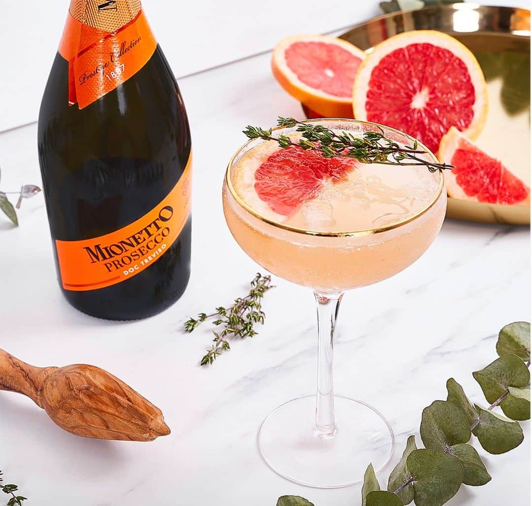 Mionetto Prosecco Suomiのインスタグラム：「🥂 Trendikkäät ja matala-alkoholiset cocktailit sopivat yhtä hyvin sekä juhlien alkumaljoiksi kuin ystävien kesken nautittaviksikin. Kurkkaa cocktailvinkkejä @mionettoproseccofinland kohokohdista!  PS. Mionetto Proseccosta on saatavilla myös täysin alkoholiton versio. Löydät sen Alkosta ja päivittäistavarakaupoista. Mionetto Prosecco 0,75l Alkossa 13,49€  #mionetto #mionettoprosecco #prosecco #luomu #kuohuviini #kesä #heinäkuu #cocktail」