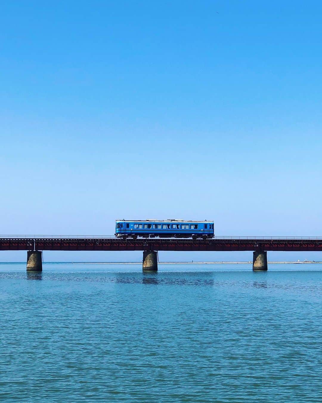 旅行メディア・じゃらん〈公式〉さんのインスタグラム写真 - (旅行メディア・じゃらん〈公式〉Instagram)「#由良川橋梁 京都丹後鉄道の由良川河口に架かる由良川橋梁は長さ約552m、水面から6.2mほどの高さなので、海の上すれすれに列車が走っているように見えます。 . . ━━━━━━━━━━━━━━━ 📍 京都府「由良川橋梁」 📷 @vnga0088 📅 2023.6 ━━━━━━━━━━━━━━━ . . #jalan_travel　をつけていただいた中からpick upしました 素敵なお写真をありがとうございました┈✈︎  .  . ☑ あらかじめ最新情報をご確認の上、お出かけください。 ☑ #jalan_travel をつけて、ぜひ今までの旅行先の思い出写真を投稿してください。このアカウントでご紹介させていただきます。(じゃらんニュースでも紹介される可能性があります） . . . . . . #いつか行きたい #じゃらん  #観光 #観光地 #観光スポット  #旅行 #旅行好きな人と繋がりたい  #旅行好き #japantravelphoto #japantrip #japantravel #国内旅行 #絶景 #絶景スポット #誰かに見せたい景色 #誰かに見せたい風景 #京都 #京都観光 #京都旅行 #kyoto」7月5日 17時00分 - jalan_net