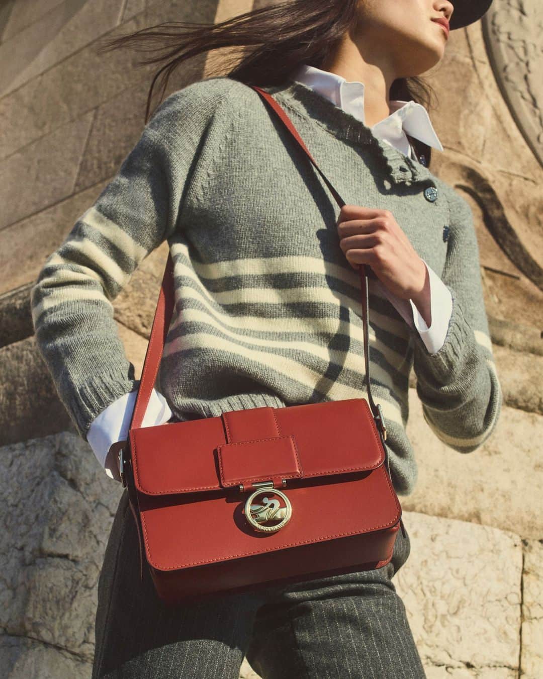 Longchampのインスタグラム：「Red is the new black.  Collection #LongchampFW23 Bag: #LongchampBoxTrot Ready-to-wear: @longchamp  Photographer: @gstyles Stylist : @sagliogeraldine Hair stylist : @diegodasilva_ Make-Up artist : @mathiasvanhooff Model: @nnguyenjade   #parisianstyle #parisfashion #outfitinspiration #lifestyle #red #streetstyle #readytowear #frenchbrand」