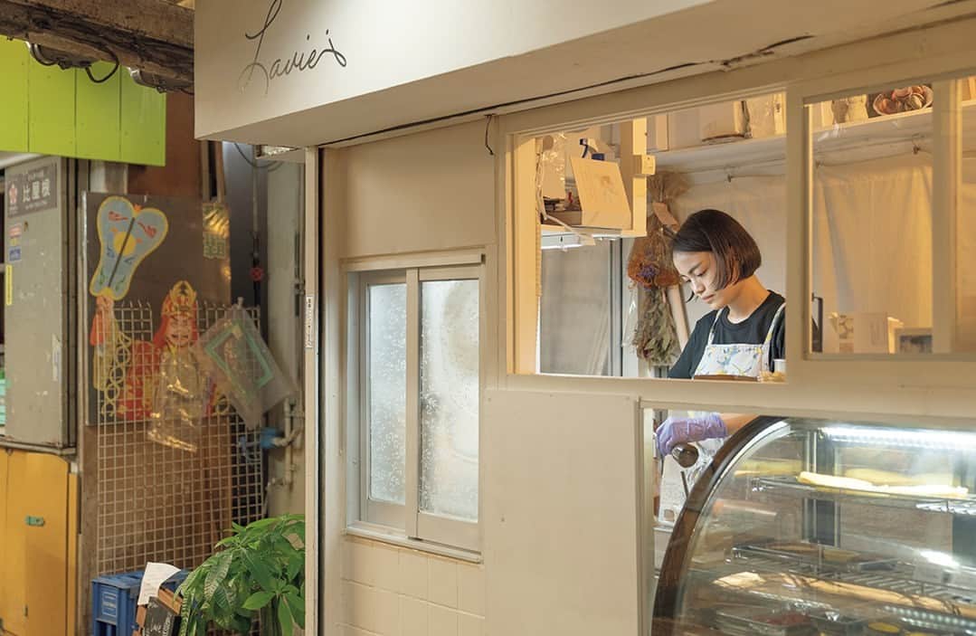 &Premium [&Premium] magazine.さんのインスタグラム写真 - (&Premium [&Premium] magazine.Instagram)「沖縄の暮らしに触れるなら、地元の人で賑わう市場（マチグヮー）へ。那覇・栄町市場の『COFFEE potohoto』は、コーヒーを介して人と市場を繋ぐコミュニティスポット。近くにオープンしたケーキ屋『ラヴィ.』のケーキを持ち込むこともできます。レコード店『GOOD MUSIC RECORDS』や洋書店など、新店も続々と。町の人も旅人も楽しめる場が広がっています。最新号「旅をしたくなる、美しい暮らしのある町」より。 photo : Yu Zakimi #andpremium #アンドプレミアム #旅をしたくなる美しい暮らしのある町 #toabeautifultown #okinawa #coffeepotohoto #goodmusicrecords #栄町市場 #沖縄 #那覇スイーツ #沖縄スイーツ #沖縄カフェ #那覇カフェ」7月5日 17時06分 - and_premium
