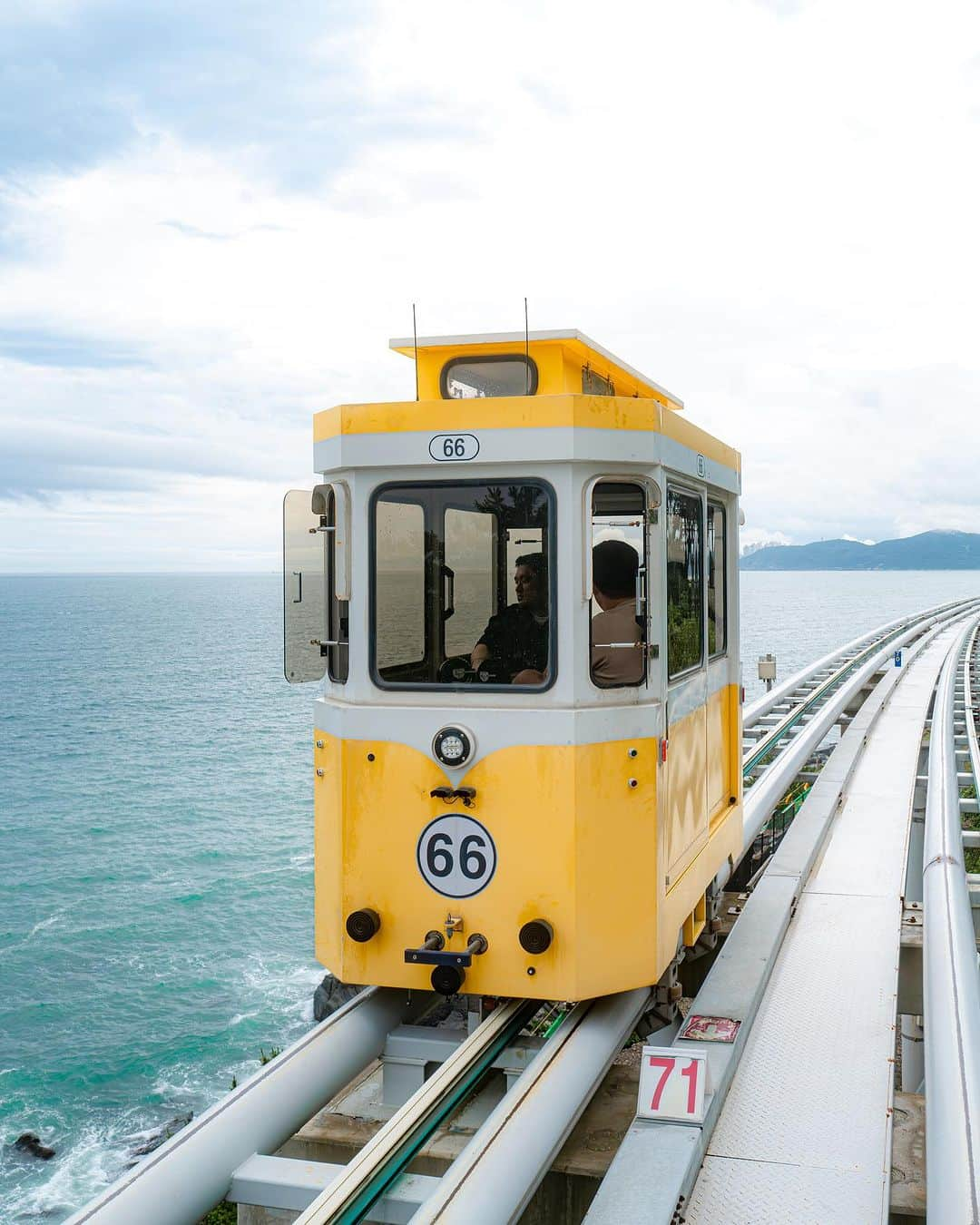 6151さんのインスタグラム写真 - (6151Instagram)「初夏の韓国旅｜DAY 2  2日目は釜山 海雲台エリアへ。 宿泊したシグニエル釜山がとにかく大のお気に入りホテルになった✨インフィニティプールに世界的インテリアデザイン事務所HBAによる館内の開放感と美しさにどこを歩いてもうっとり…。  海と街が一望できる最上階19Fの客室のテラスでゆるりと過ごしたよ。スパもあってもうどこにも行きたくなーい！ずっとホテルに居たい！というくらい快適でした。  街では海沿いを走る列車に乗るため海雲台ブルーラインパークへ。4人乗りのスカイカプセルに乗って海雲台の絶景を眺めたり釜山のごちそうナッコプセを作ってもらっていただきました。ナッコプセ、旨辛〜☺️  【訪れたスポット】  #シグニエル釜山 #Signiel Busan  #夜景 の見える最上階 #韓国訪問の年 ポップアップストア #海雲台ブルーラインパーク #スカイカプセル で海の上を走る！ #海雲台タルマジキル 周辺散策 #海月亭 韓国八景の絶景スポット #ナッコプセ 釜山名物グルメ #ケミチプ 釜山本店  #南浦洞 #国際市場  —  #韓国観光公社 #韓国旅行 #visitkoreayear #釜山旅行 @kto.japan」7月5日 17時55分 - 6151