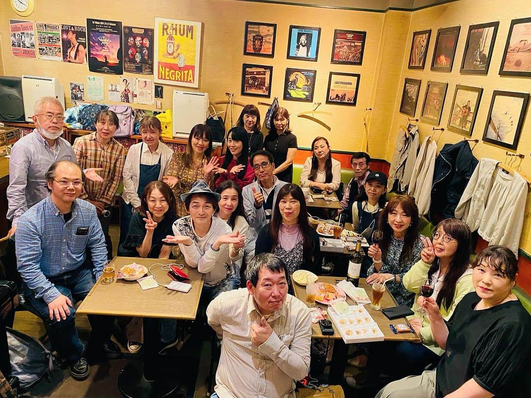 堀江淳のインスタグラム：「自由が丘の｢マルディグラ」が今月で閉店します。 僕はここで｢ライブコミュニケーション」というライブを160回開催させて頂きました♪ 本当にお世話になりました。 本当にありがとうございました。 (写真は今年5月7日の160回目のライブ) #マルディグラ #自由が丘 #ライブハウス #堀江淳  #メモリーグラス」