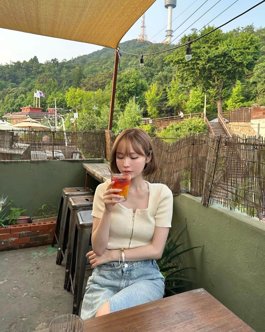 ソン・アミさんのインスタグラム写真 - (ソン・アミInstagram)「ここの山の上のカフェ本当に素敵なの、おすすめ☕️ カフェが並んでてソウルタワーも景色も一望できるよ〜 梨泰院から🚕で行ったけど街並み可愛いから歩くのもよいよい #韓国カフェ #더로열푸드앤드링크」7月5日 17時09分 - snam8_