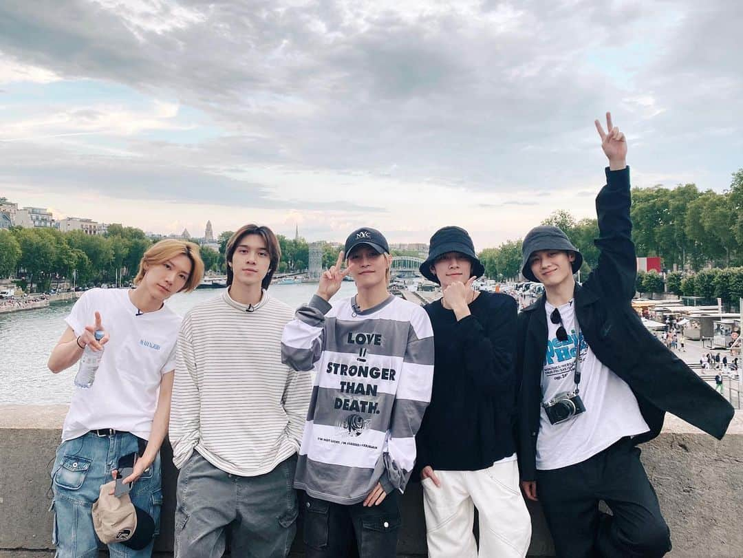 Way Vさんのインスタグラム写真 - (Way VInstagram)「塞纳河畔~左岸的WayV~💚  WayV in Paris~💚 (BGM: Love Confession - Jay Chou)  #PARIS #Vlog #TourBox_Chapter8 #WayV_Phantom_in_PARIS #WayV #WeiShenV #威神V」7月5日 17時10分 - wayvofficial