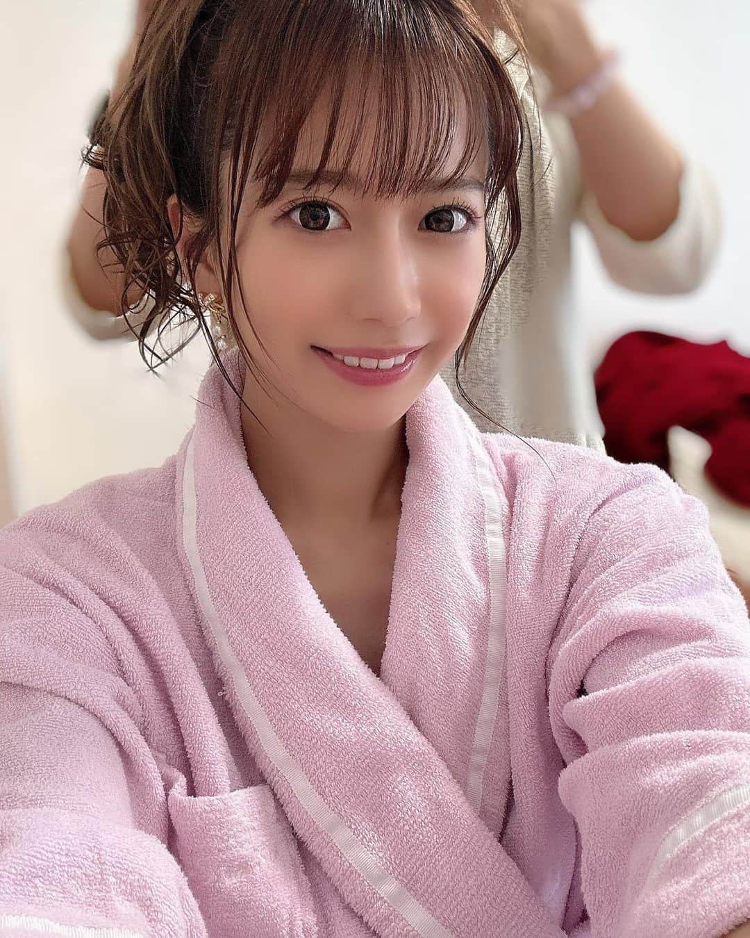 のインスタグラム：「🌸  @_oasis_tokyo_ (*´ω｀*)♥  美容針に電気流して顔の筋肉を動かしてもらいました♡ ほぐれて顔の疲れが取れてきた気がする.｡oO  撮影前にいつもお願いしてます❁⃘*.ﾟ いつもありがとうございます⊂( *･ω･ )⊃  @taiga0807_oasis   施術台の下にいる こんにゃ可愛い🐶  #恵比寿 #美容 #oasistokyo #グラビア」