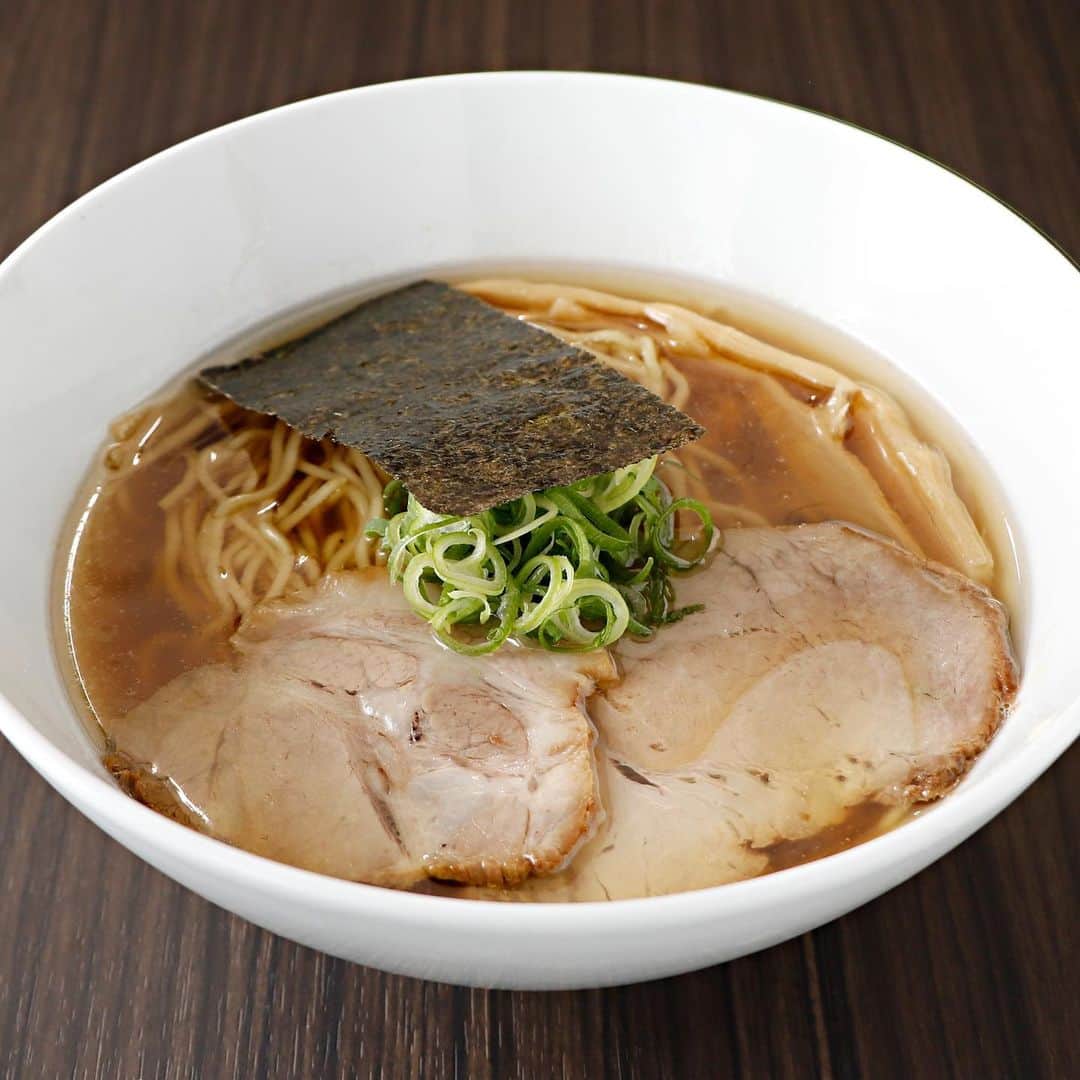 新横浜ラーメン博物館(ramen museum)のインスタグラム：「＼7月6日・7日開催！／ ラー博倶楽部の日＠らぁ麺むらまさ  7月の会員限定メニューは『あの銘店をもう一度』第18弾「らぁ麺むらまさ」さんより、「支那そばや×むらまさ 合作醤油らぁ麺」をご提供いたします！  【メニュー名】 支那そばや×むらまさ 合作醤油らぁ麺　1,200円 支那そばや×むらまさ 合作醤油らぁ麺 玉子入り　1,350円 チャーシュー増し　300円  【ラー博倶楽部会員限定メニュー提供時間】 ・2023年7月6日(木)、7日(金) 15:00～20:30L.O.（21:00閉店） ※通常営業と同時にラー博倶楽部会員限定メニューをご提供いたします。  佐野実氏最後のプロデュース店「らぁ麺むらまさ」のスープに、佐野実氏の原点「支那そばや」の醤油ダレを合わせた『支那そばや×むらまさ 合作醤油らぁ麺』をラー博倶楽部会員先行で発売します。 豚主体の動物系と、アゴ、昆布などの魚介系をブレンドしたあっさりしつつコク深いスープに、醤油の風味豊かな「支那そばや」の醤油ダレを加え、双方の良さが融合した至高の醤油スープが完成しました。 麺は「らぁ麺むらまさ」の中細ストレート麺を使用。支那そばや御用達粉「紬」を主体とした麺は、当然のことながらこのスープにマッチします。 今回限りの夢の合作麺を、是非お召し上がりください！  ※当メニューは、2023年7月11日(火)～17日(月)の間、期間限定メニューとして一般販売する予定となっております。今回は、ラー博倶楽部会員様限定の先行販売となります。  【ご注意事項】 ・両日150食限定のため売り切れになる場合がございます。予めご了承ください。 ・ご利用の際は店頭にてラー博倶楽部カードをご提示ください。 ・当メニューは、ラー博倶楽部会員様とそのお連れ様もご利用頂けます。 ・1,000円食券をご使用いただけます。  イベントの詳細はコチラ https://x.gd/rgnGx  #ラー博 #ラーメン博物館 #横浜 #新横浜 #新横浜ラーメン博物館 #ラーメン #ラーメン部 #ラーメン女子 #デート #ラー活 #ラーメンインスタグラム #ramen #raumen #ラー博倶楽部 #ラー博倶楽部の日 #あの銘店をもう一度 #らぁ麺むらまさ #支那そばや #コラボラーメン #会員限定」