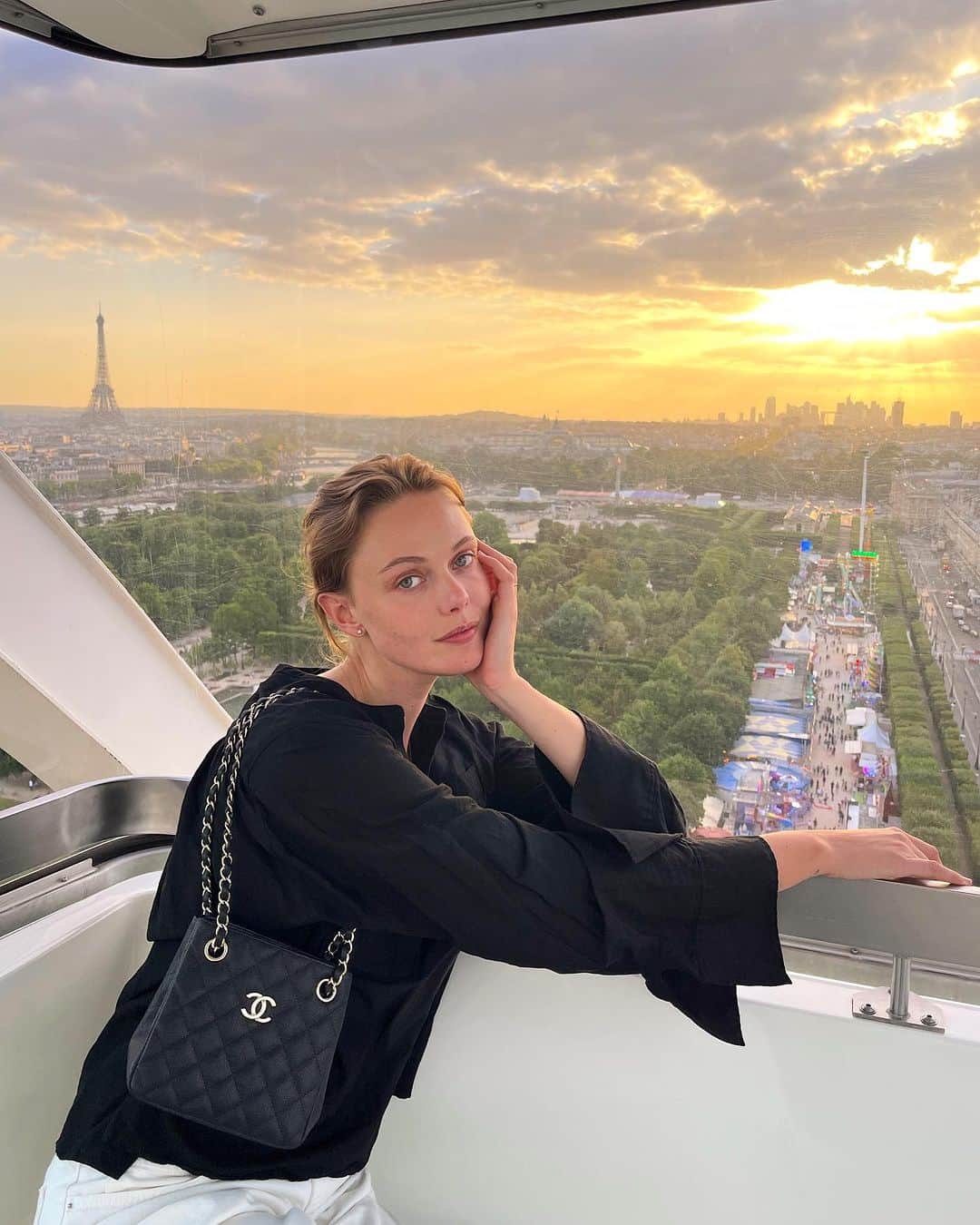 フリーダ・グスタフソンのインスタグラム：「@chanelofficial 🖤  thank you chanel for a magical experience we will never forget - from the incredible show staged by the seine to seeing your master artisans creating the couture in the ateliers the days before. forever the epitome of parisian chic - merci et bisous  💄 by superstar @philippverheyen」