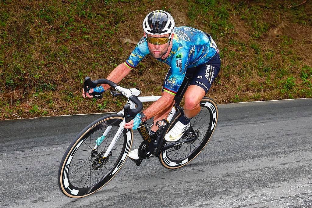 マーク・カヴェンディッシュのインスタグラム：「The mountains are coming…. 😬⛰️🏔️  📸 @sprintcycling」