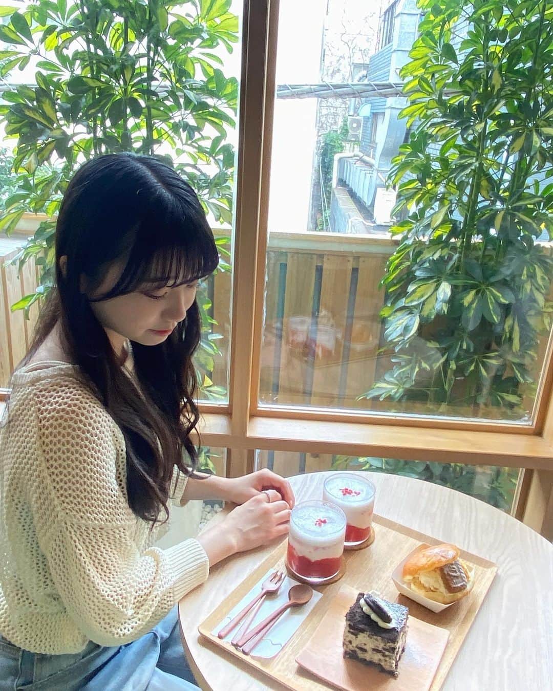 山田なる（ナルハワールド）のインスタグラム：「🍓💞 ⁡ ⁡ お友達とカフェ巡りっ！ 「Place/ne°」に行ってきたよ🤍 オレオケーキ美味しかった🧁 ⁡  #カフェ巡り #カフェ #新大久保 #新大久保カフェ #placene」