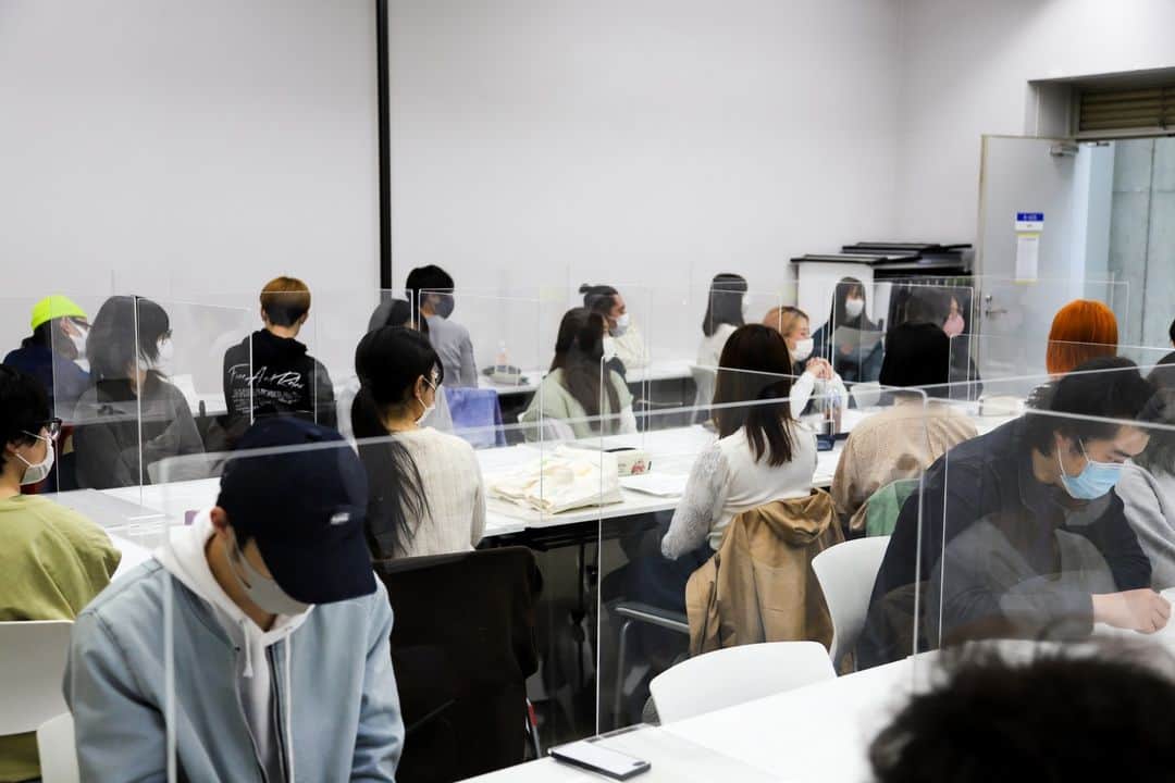 東京造形大学 Tokyo Zokei Universityさんのインスタグラム写真 - (東京造形大学 Tokyo Zokei UniversityInstagram)「_ 昨年度使用したアクリルパネルを再利用して、アクリルキーホルダーを制作しました♻ 学生がレーザー加工機を使用してパネルからキーホルダーの形に切り取り、一つ一つ手作業でシールを貼り付けて仕上げました🪑🏠  こちらはオープンキャンパス2023の室内建築専攻領域のコーナーにお越しいただいた方へプレゼント予定です🎁 赤いシール部分から展示のキャプションを覗くと言葉が浮かび上がる仕掛けも考えられています👀オープンキャンパス当日に是非お試しください❗  ※アクリルパネルは洗浄、消毒のうえ再利用しています  #東京造形大学 #デザイン #アート #美術 #美術大学 #大学 #美大 #授業 #室内建築 #建築 #オープンキャンパス #受験生 #進学相談  #tokyozokeiuniversity #tzu #zokei #design #arts #artuniversity #artschool #architecture #prospectivestudents#campustour #workshop #sdgs」7月5日 17時21分 - tokyo_zokei_univ_official