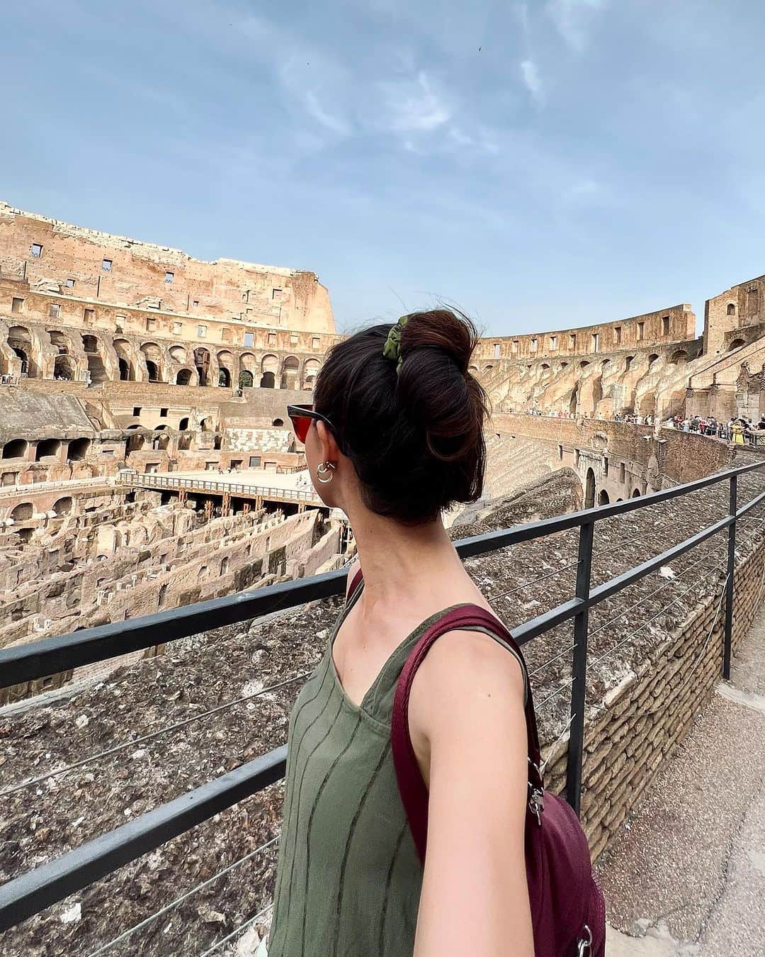 ユキ・カトウのインスタグラム：「Salah satu bucket list selama ini, akhirnya terpenuhi jugaaaaa!!!!   Dulu cuma bisa liat dibuku, video, film documenter dan foto ngebayangin colosseum itu sebesar apa, feelsnya gimana hehehe  Seneng bgt aaaaa! Keliling colosseum pakai audio guide juga udh cukup bgt buat aku.. sekian #diaryukikato 🩷」
