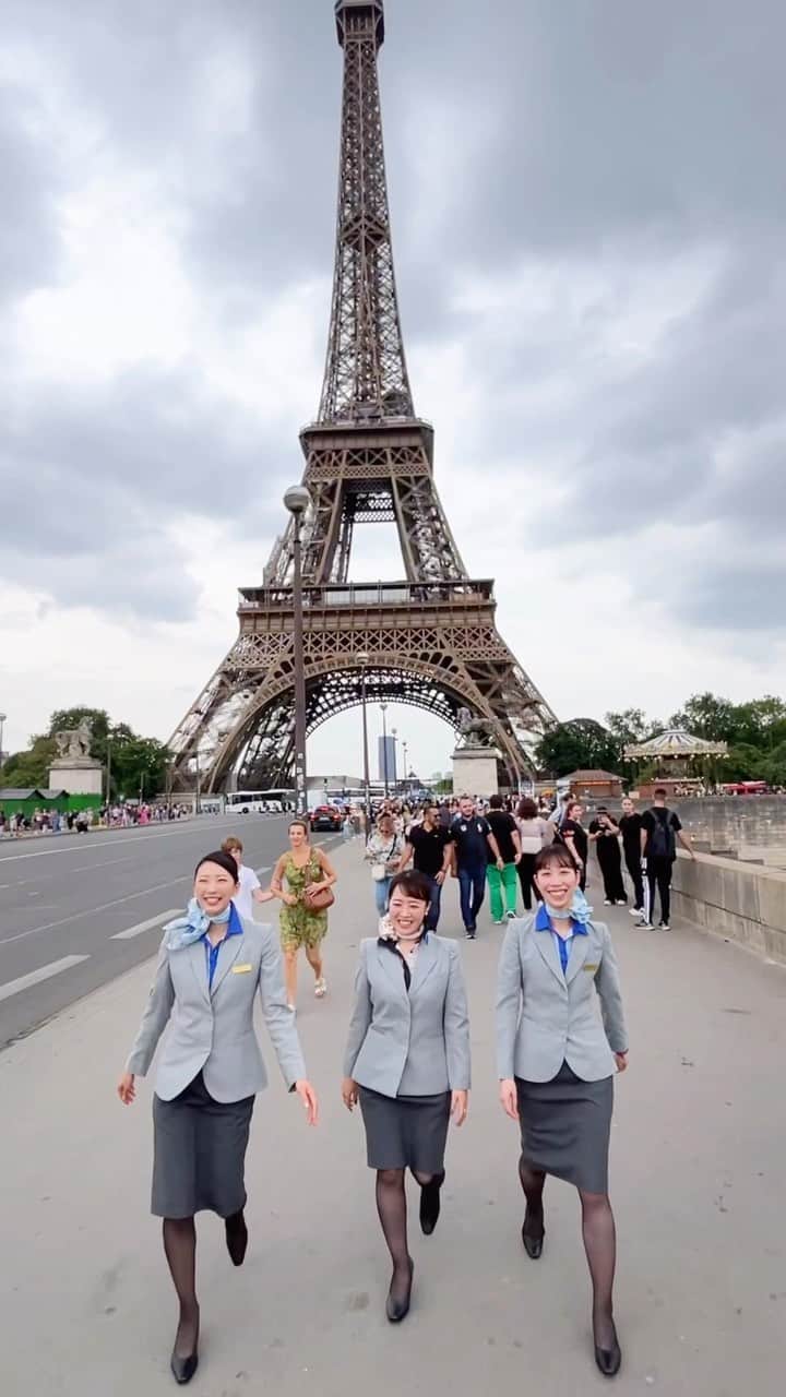 ANAのインスタグラム：「Trying out this trend in Paris 🥰🇫🇷 #ANA #allnipponairways #travelingreels #france #paris #trip #travel #summer #vacation #CA #GH #🇫🇷 #客室乗務員 #グランドスタッフ」