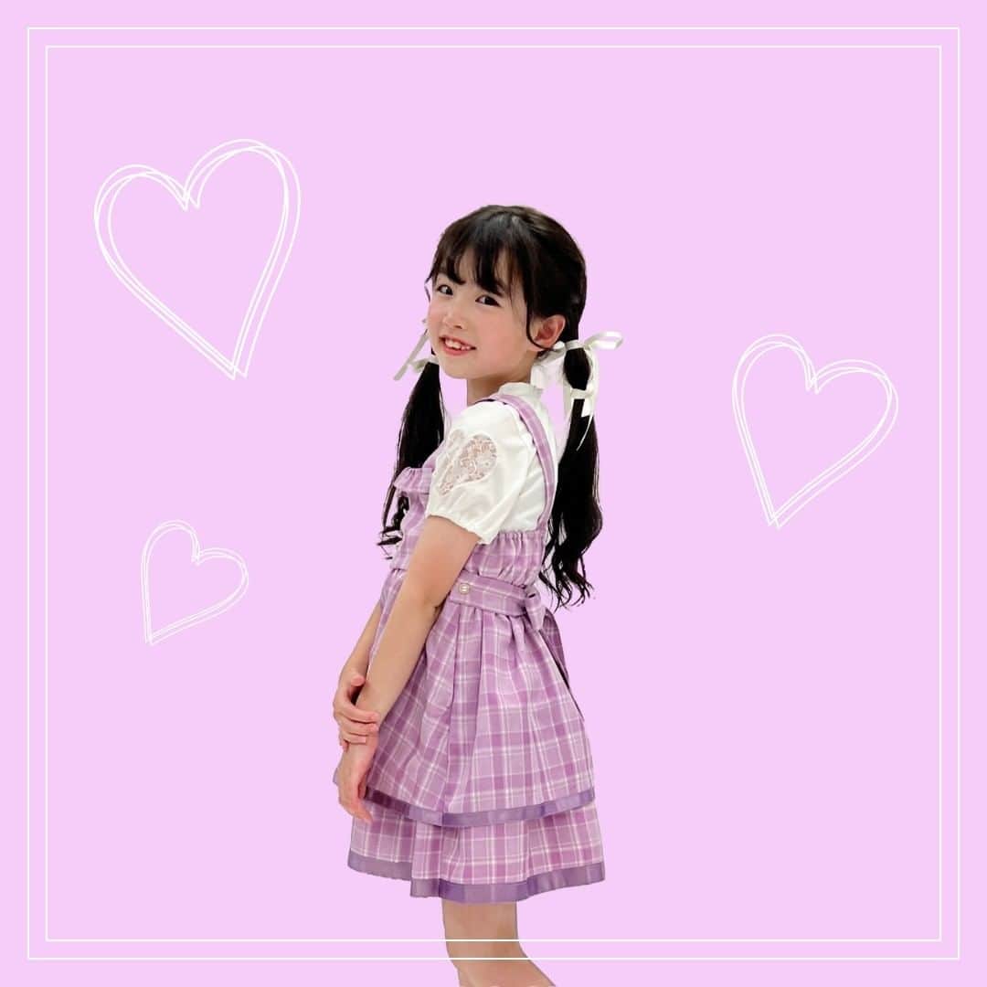 axes_femme_kidsのインスタグラム：「🎀 . チェック柄のジャンスカと、Ｔシャツを重ね着したようなドッキングワンピース🎵 キラキラ光るラメのマットサテンリボンを裾にぐるっとあしらっています✨ . . . 🎀 重ね着風チェック柄ワンピース 120cm~150cm 展開 ¥5,500(税込)   . . ✻model :sayuちゃん✻ @sayu_melody    . . :..｡♡ﾟ¨ﾟﾟ･:..｡♡ﾟ¨ﾟﾟ･:..｡♡ﾟ¨ﾟ･:..｡♡ﾟ¨ﾟﾟ･*:.   #axesfemme #axes #アクシーズ  #axesfemmekids #アクシーズキッズ  #2023ss #オシャレキッズ #キッズファッションショー #キッズ  #キッズコーデ #夏コーデ #kawaiiでつながろっ #axesfemmeでもっとつながろう   :..｡♡ﾟ¨ﾟﾟ･:..｡♡ﾟ¨ﾟﾟ･:..｡♡ﾟ¨ﾟ･:..｡♡ﾟ¨ﾟﾟ･*:」