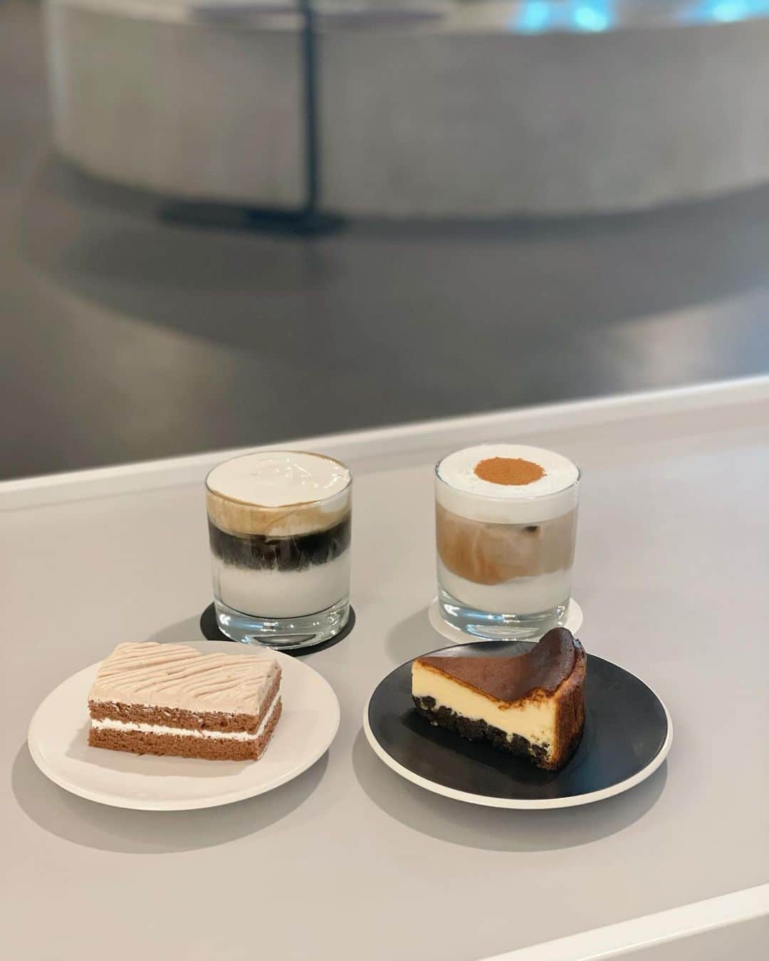 ハンナミのインスタグラム：「☕️🧁🤍」
