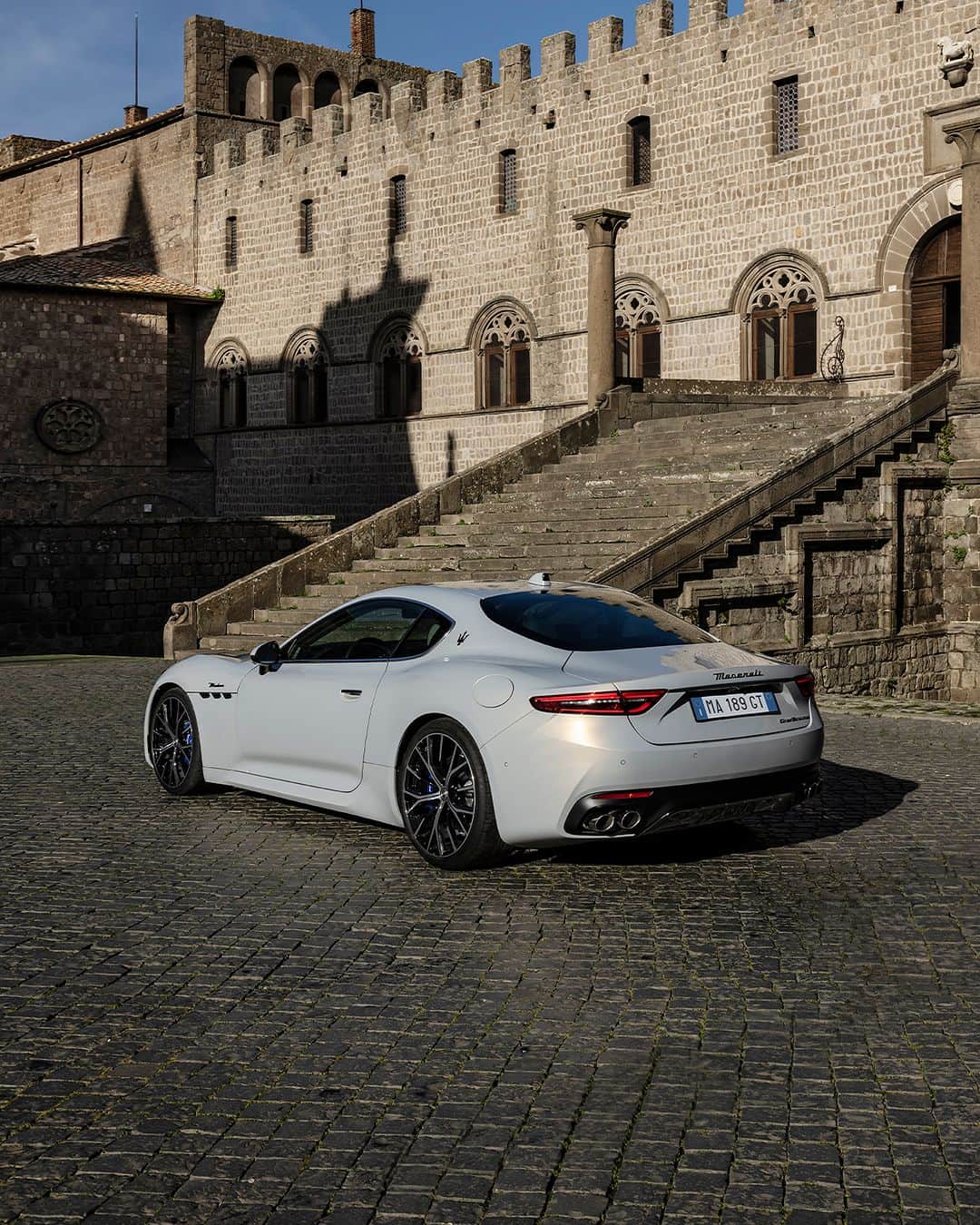 Maserati Japan | マセラティ ジャパンのインスタグラム：「グラントゥーリズモから感じる存在感は、筋肉質でありながら流麗なボディー、威風堂々としながらも洗練されたシルエット、猛烈なパワーと美しさを兼ね揃えているところにあるでしょう。  詳しくはこちら https://www.maserati.com/jp/ja/models/granturismo  #Maserati #マセラティ #MaseratiJapan #マセラティジャパン #GranTurismo #グラントゥーリズモ」