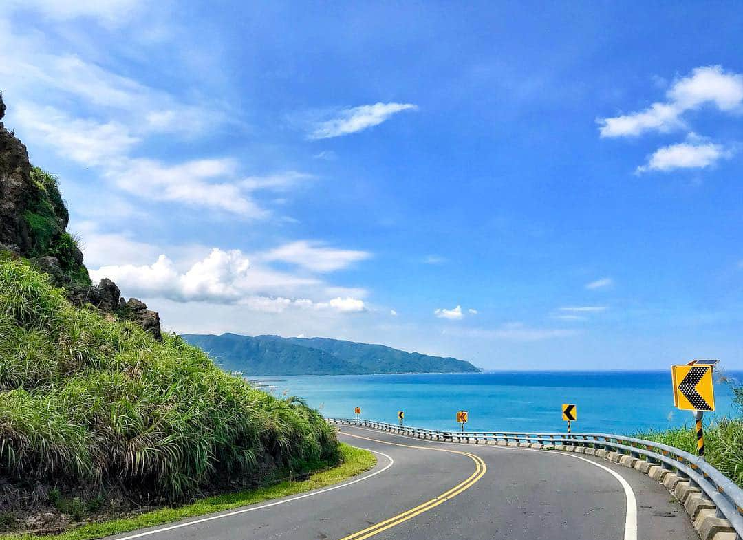 JALのインスタグラム：「. 目の前に広がる美しい海 ⛵️ #台南 の南国リゾート墾丁(ケンティン)🏖 #FreshAirJuly . . Photo by @wangjenching Post your memories with #FlyJAL  #JapanAirlines #JAL #travel #海 #ビーチ #リゾート #墾丁 #青空 #絶景 #世界の絶景 #絶景スポット #旅行計画 #旅行気分 #台南旅行 #台南観光 #海外旅行 #旅行 #日本航空」