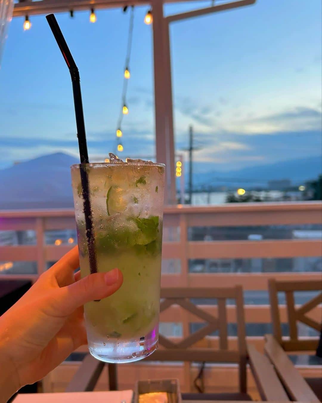 長富彩さんのインスタグラム写真 - (長富彩Instagram)「昨晩はちょっと息抜きに ヨットハーバーのレストランへ。  たまに家族で行く場所。  夜風が気持ちよかった  大好きなお酒　モヒート☘️」7月5日 17時32分 - nagatomiaya
