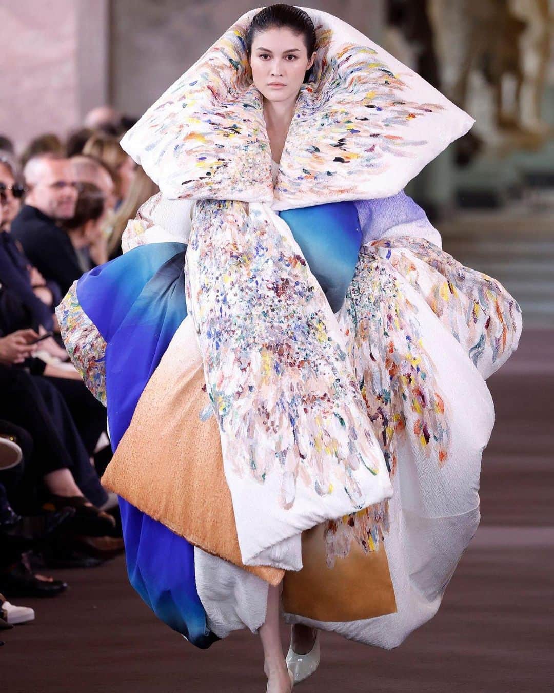 スイ・ヒーのインスタグラム：「After eight years I chose to return to fashion week at  @schiaparelli AW 2023 Haute Couture show and I'm thrilled beyond words!💋 Many thanks to @danielroseberry  @piergiorgio. Also , thanks to @patmcgrathreal @guidopalau @_Mariechaix_,made  a great show ❤️❤️❤️」