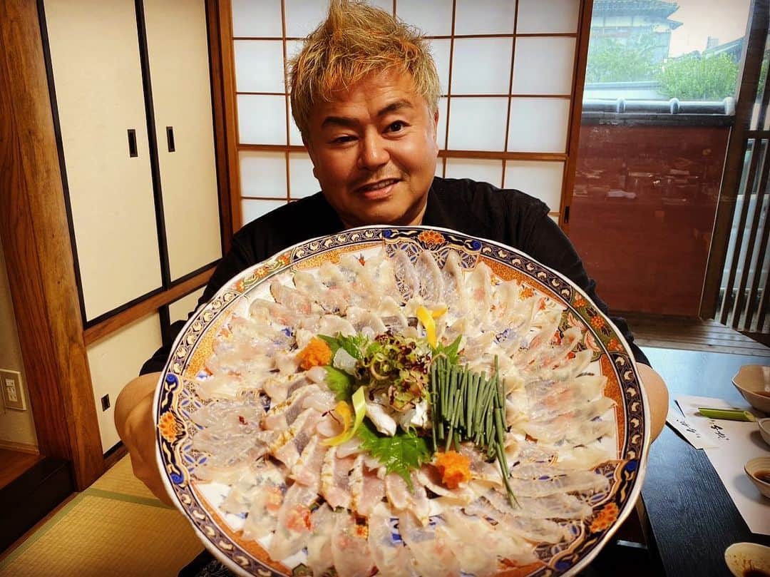 諸星伸一のインスタグラム：「時期外れのフグ🐡笑 イカがめちゃくちゃ美味しかった😋  #lamborghini #ランボルギーニ #morohoshi #諸星伸一 #fightingstar #ファイティングスター #fsbk #世界最強モロックマ #世界最強諸星一家 #諸星一家 #powercraft  #lexani #lexanijapan #rockford #tokyo #japan  鯨のハツ、ノドグロ、赤雲丹、金太郎もうまかった😋 山口県は何食べても美味しいことを知った😋」