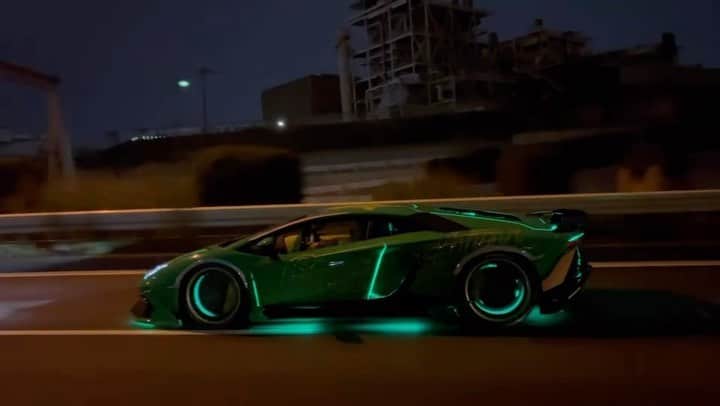 諸星伸一のインスタグラム：「⭐️アニヴェルサリオ一番星号⭐️  #lamborghini #ランボルギーニ #morohoshi #諸星伸一 #fightingstar #ファイティングスター #fsbk #世界最強モロックマ #世界最強諸星一家 #諸星一家 #powercraft  #lexani #lexanijapan #rockford #tokyo #japan」