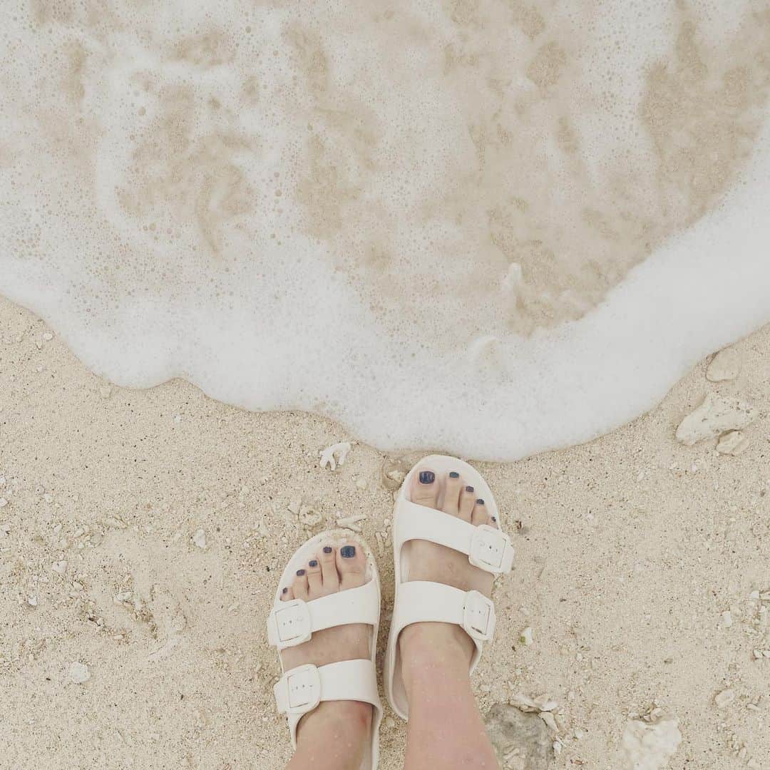 髙津奈々のインスタグラム：「🏊‍♀️🏋🏻‍♀️🏄‍♀️🧜‍♀️🌊  プールにも  ジムにも  海にも行っちゃう🌊  この夏、大活躍してるサンダル🩴 ソールがしっかりしてて疲れにくくてありがたい🙏  @telic_japan   #テリック #telic #サンダル #リカバリーサンダル #コンディショニング #スポーツサンダル #選手」